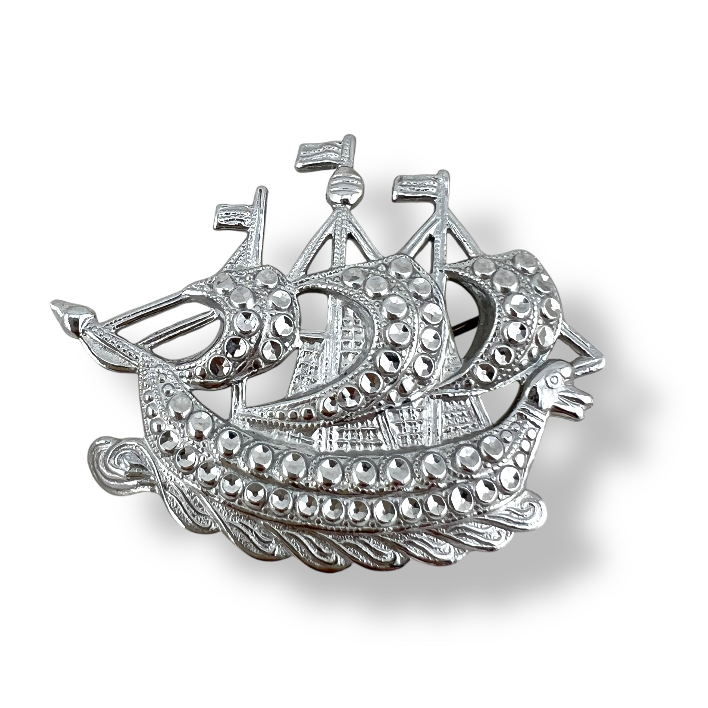 Vintažinė „Staybrite“ galiono sagė (Art Deco)