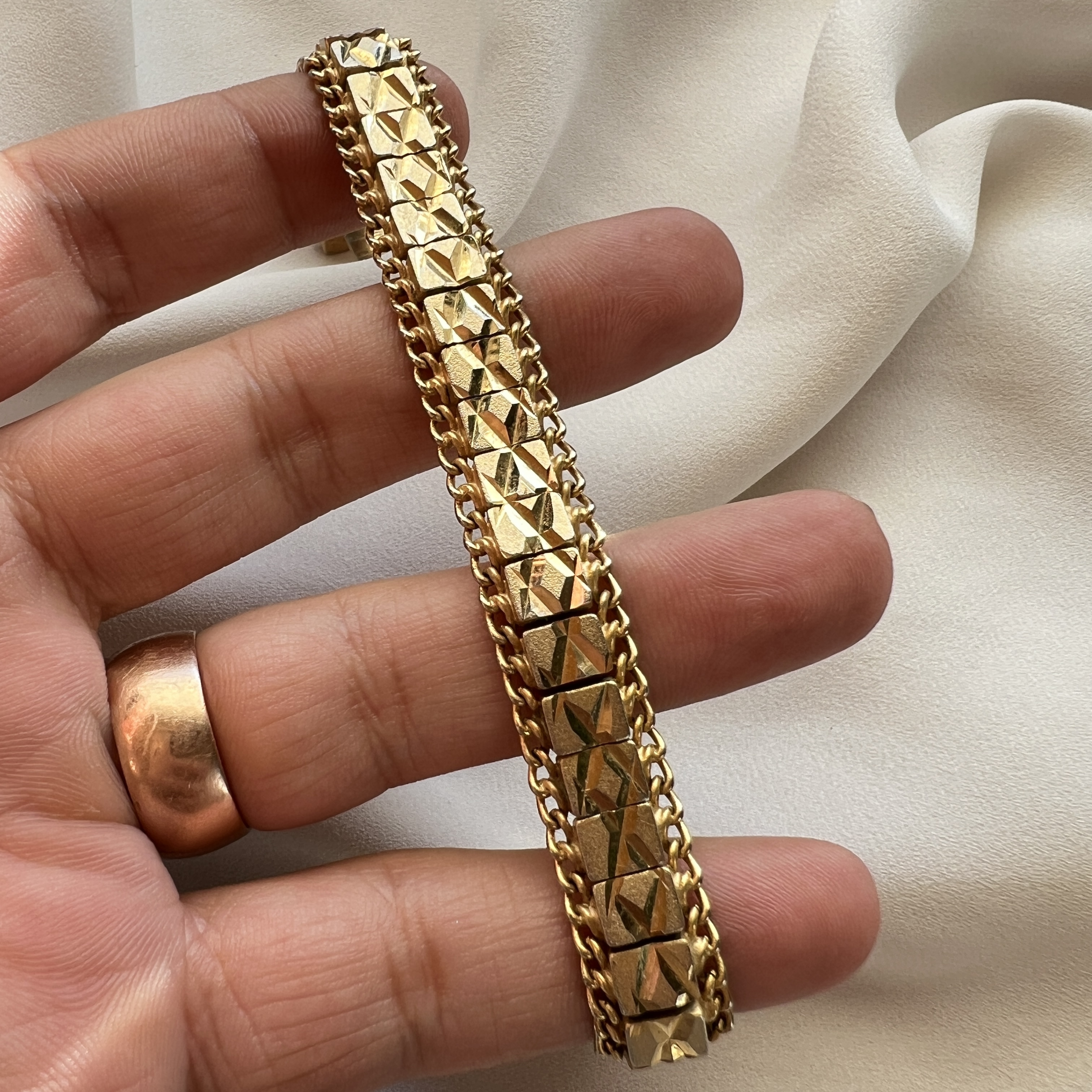 Vintažinė auksuota apyrankė su facetuotais segmentais