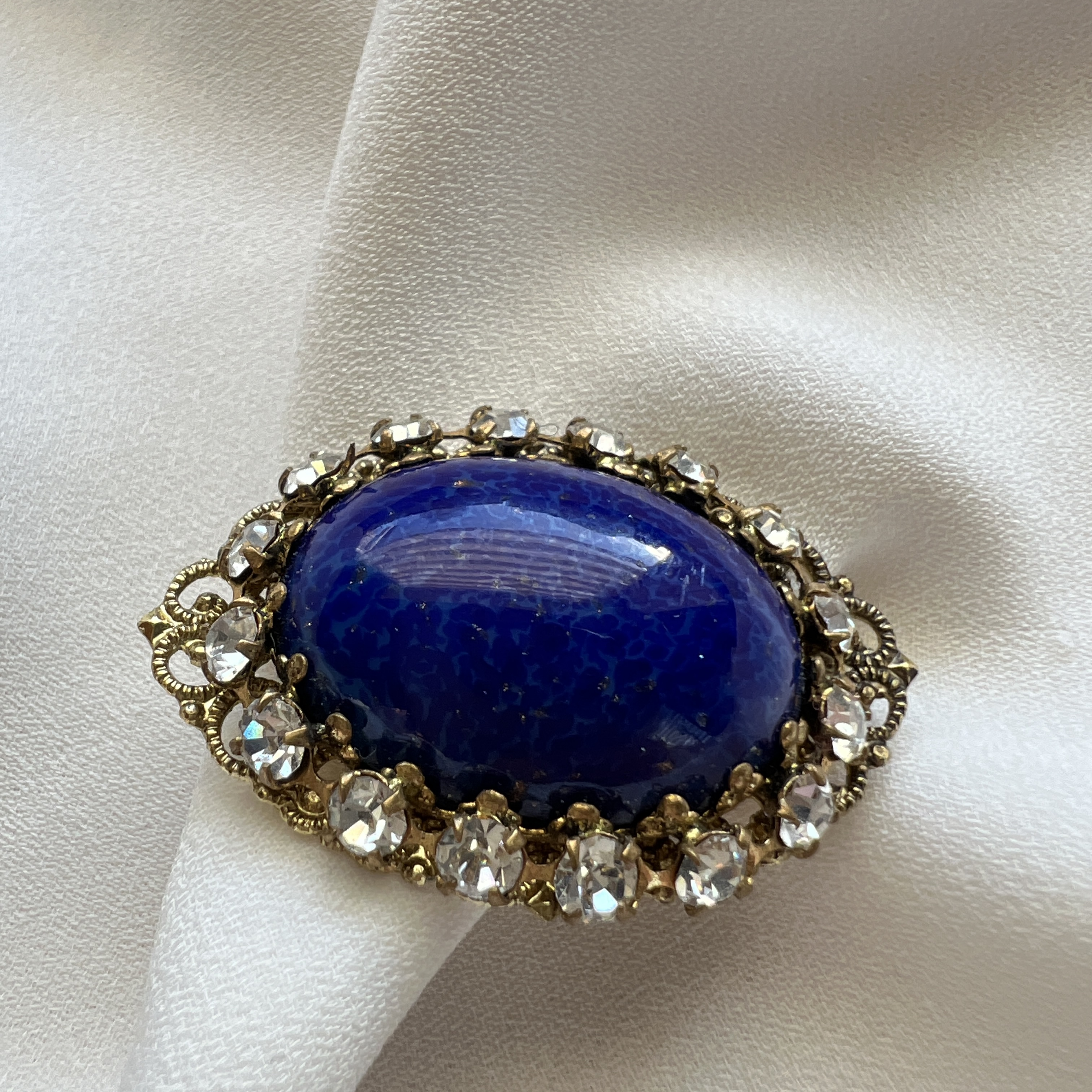 Vintažinė lapis lazuli sagė su kristalais