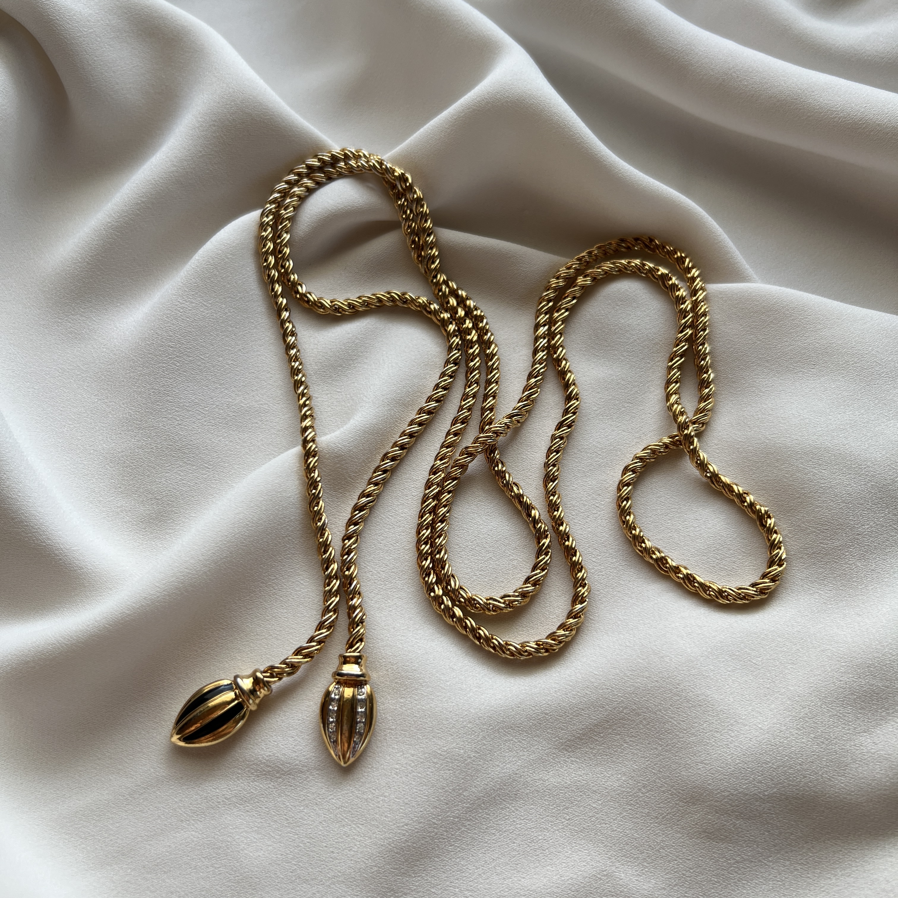 Vintažinis auksinės spalvos „lariat“ tipo kaklo papuošalas  ~1980–1990 m.