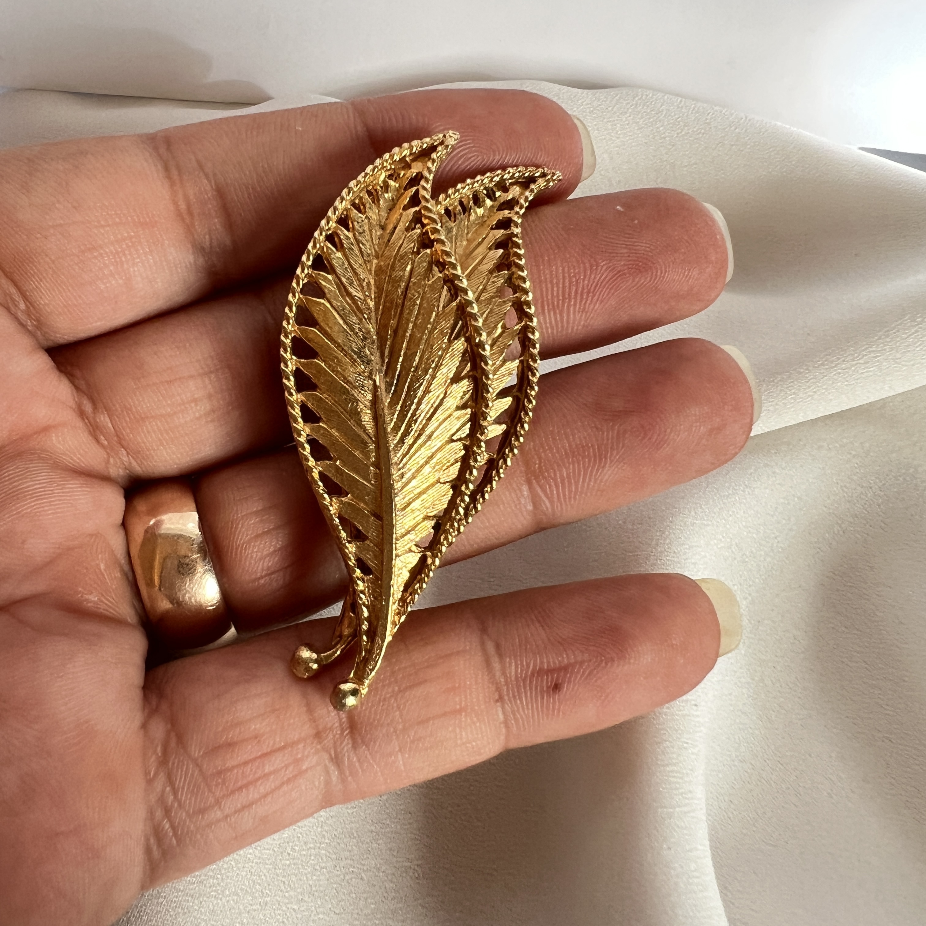 Vintažinė sagė – tekstūrinė gamtos elegancija