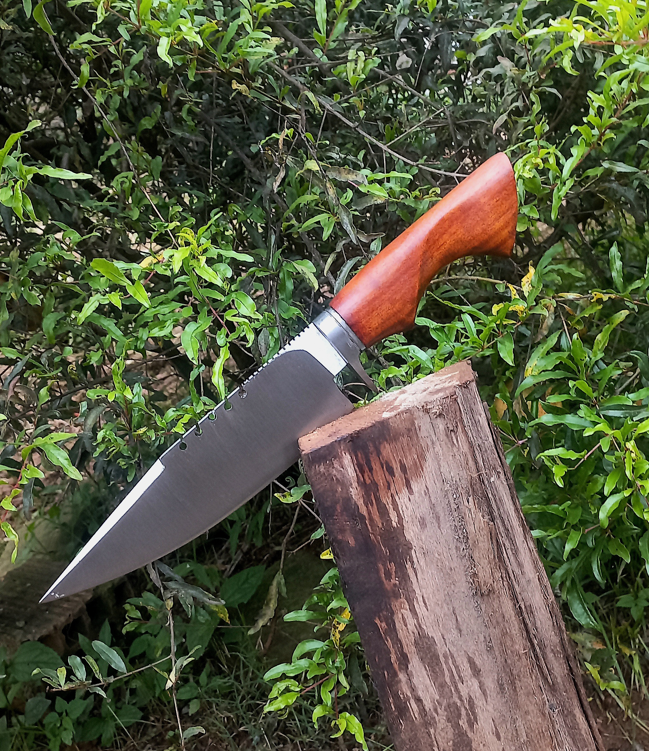 Faca Bowie com guarda.