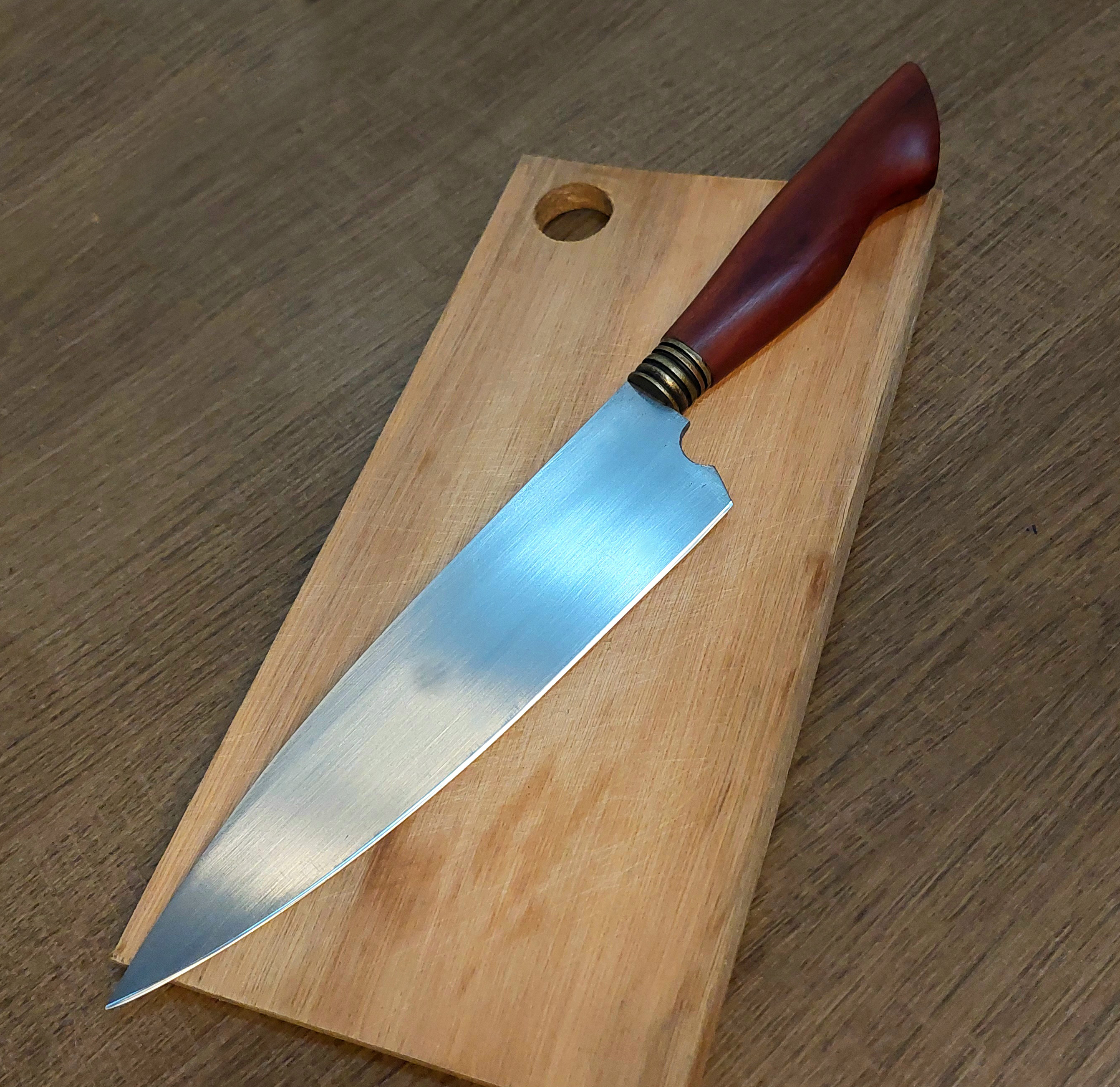 Faca Picanheira em aço carbono.