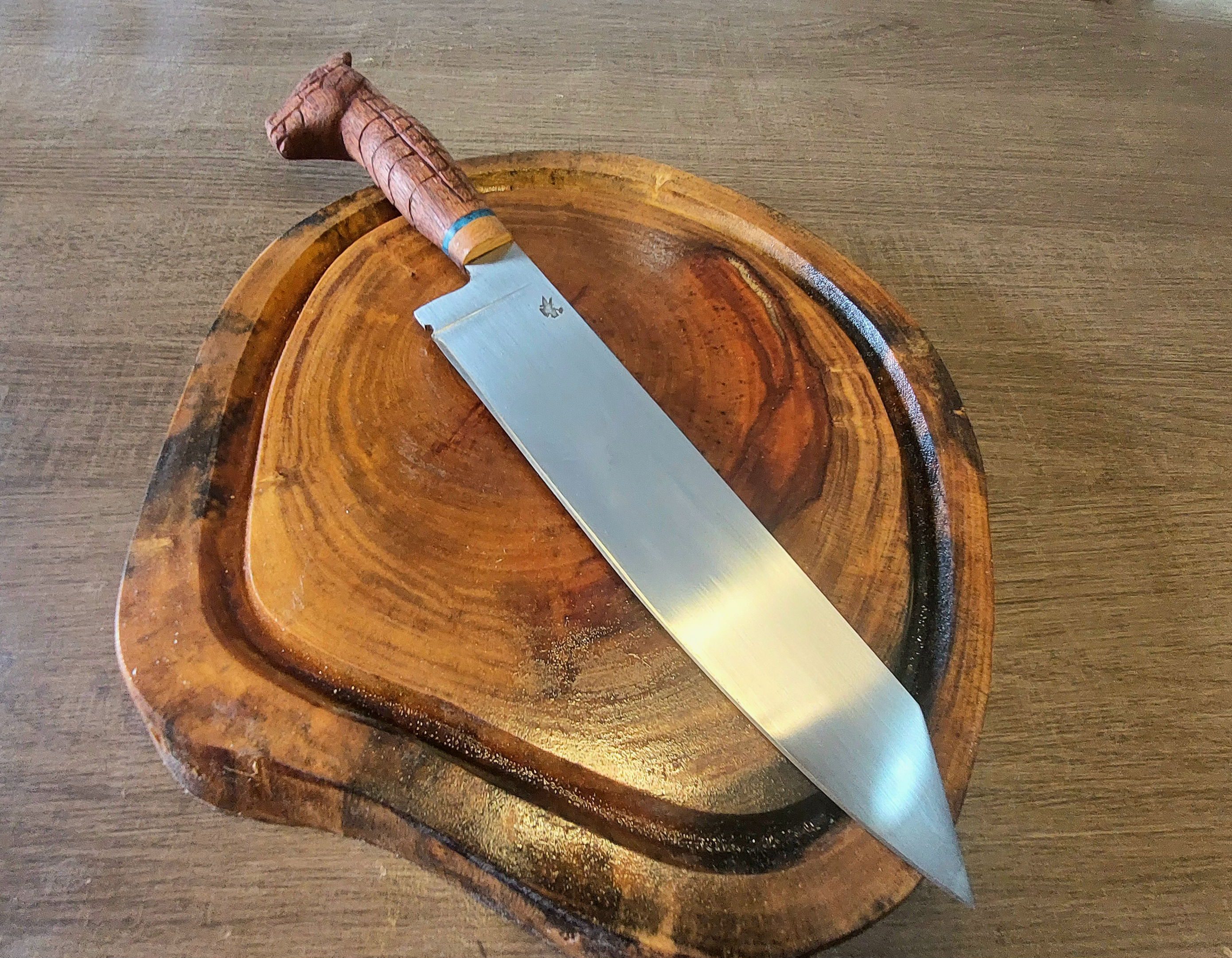 Faca kiritsuke com cabo esculpido (Dragão)