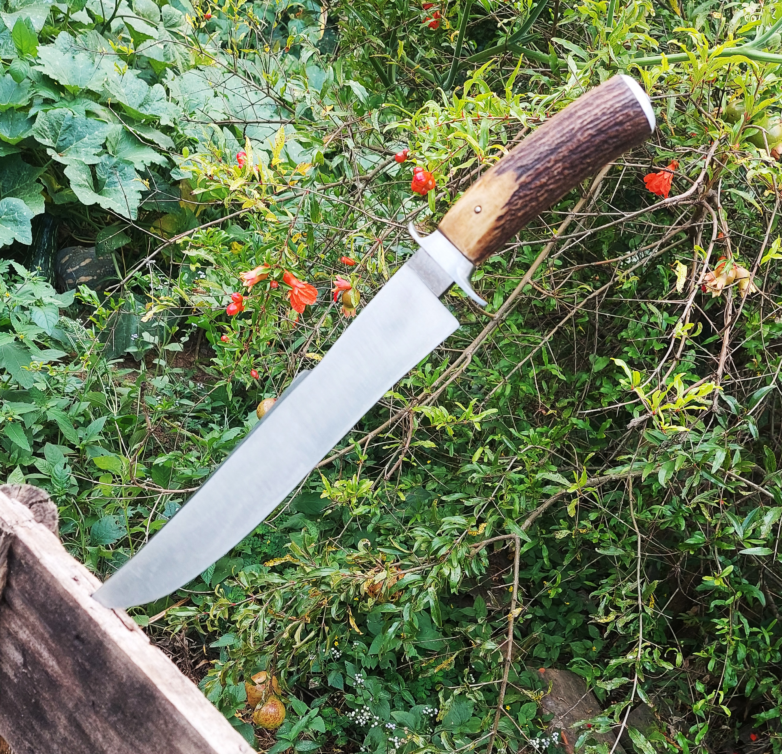 Faca Bowie com cabo em chifre de cervo