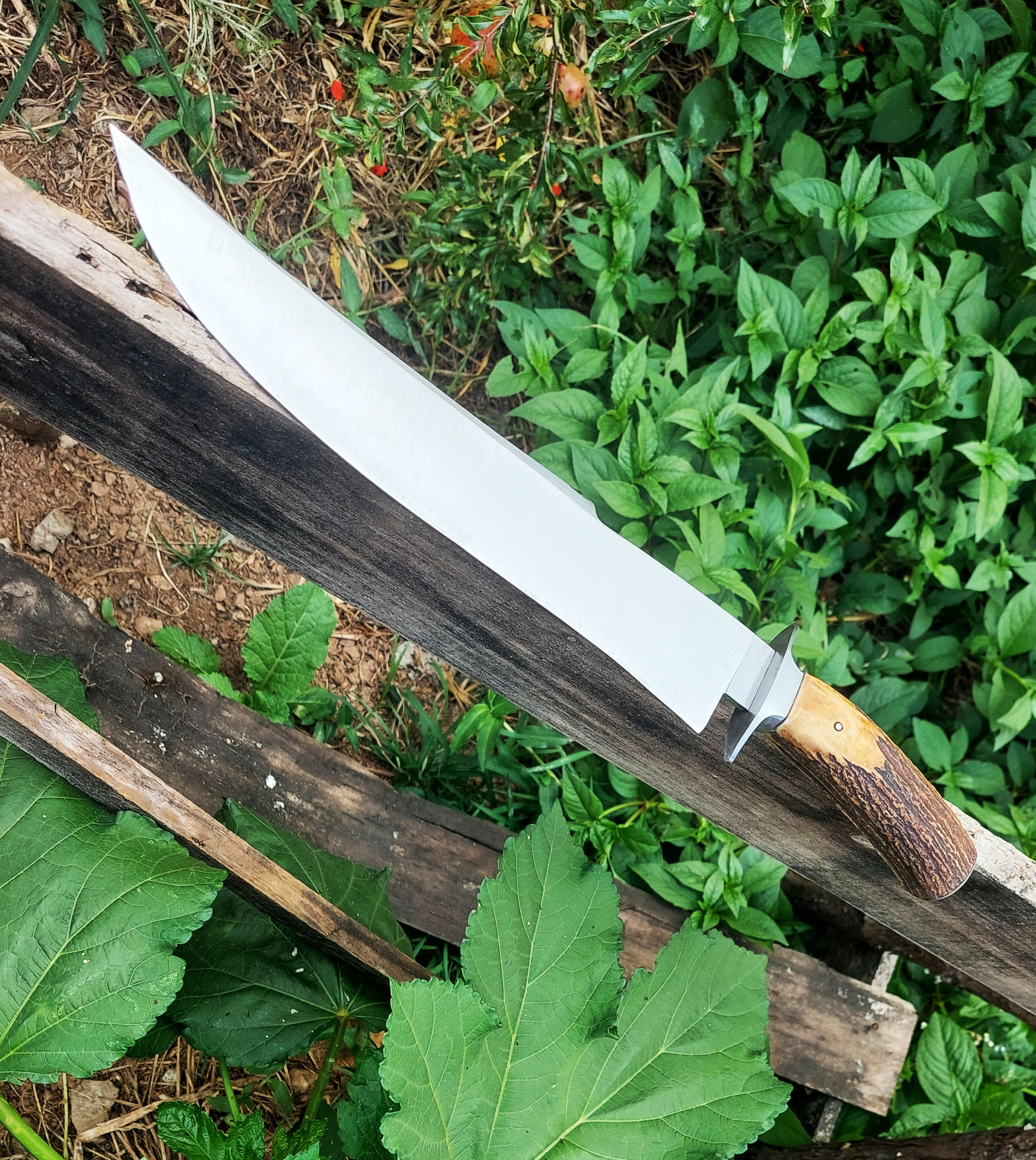 Faca Bowie com cabo em chifre de cervo