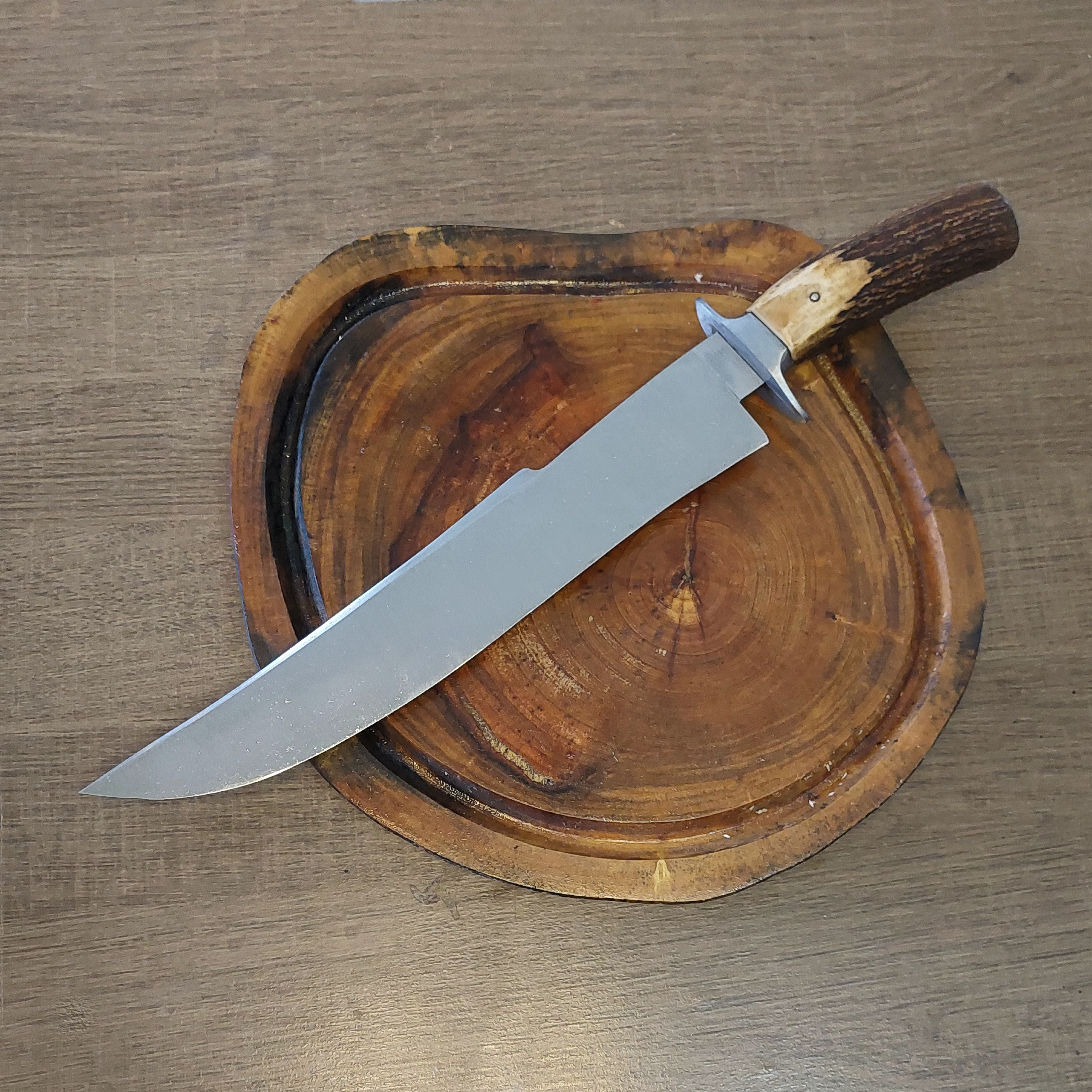 Faca Bowie com cabo em chifre de cervo