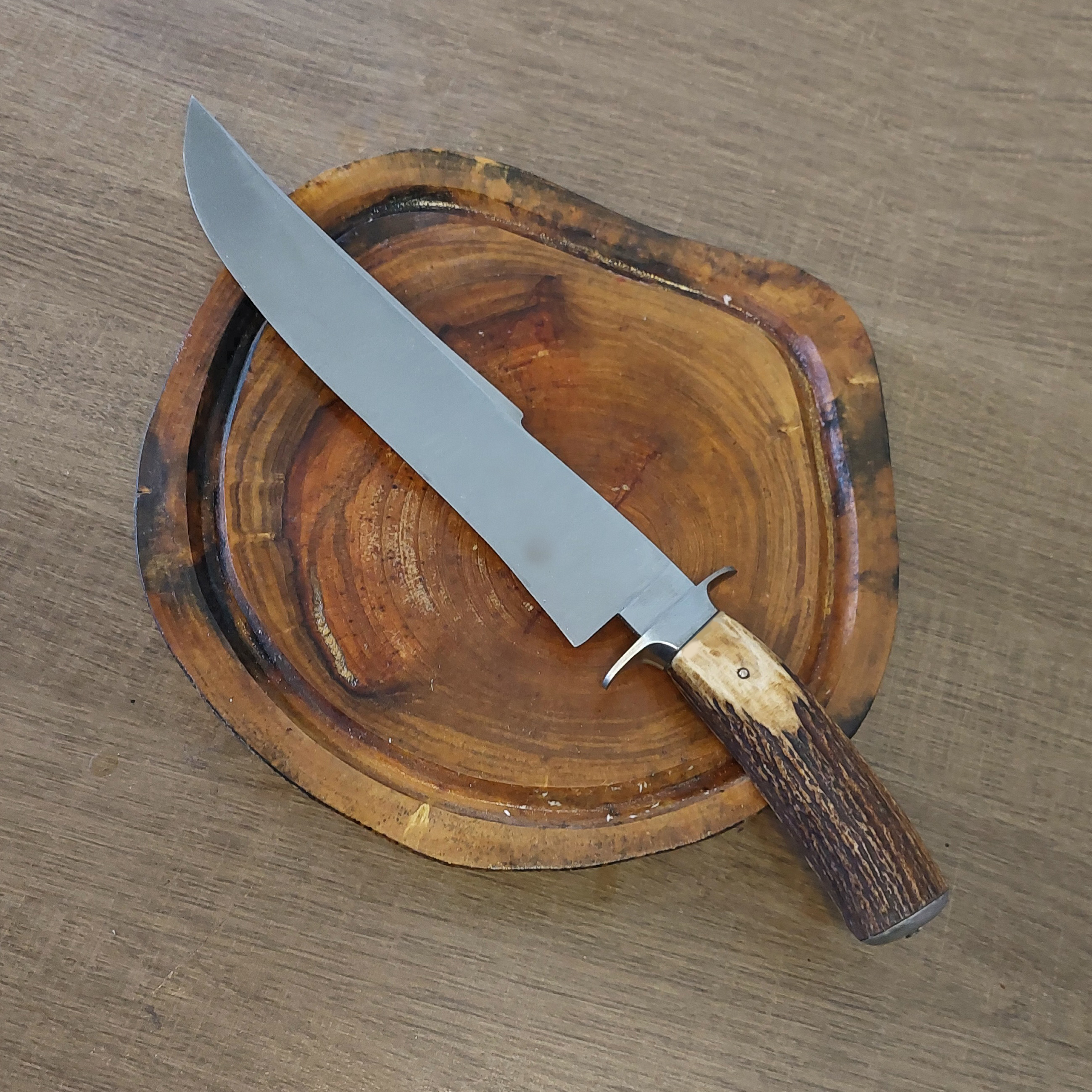 Faca Bowie com cabo em chifre de cervo