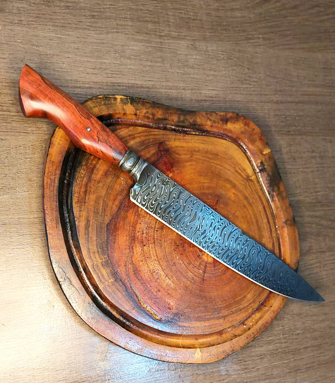 Faca gaúcha em aço damasco.