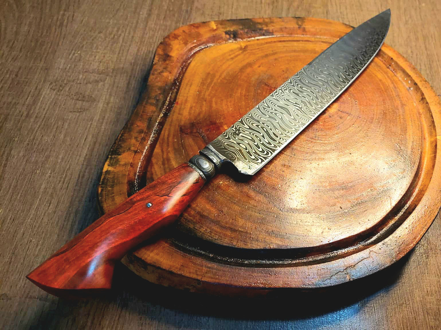 Faca gaúcha em aço damasco.