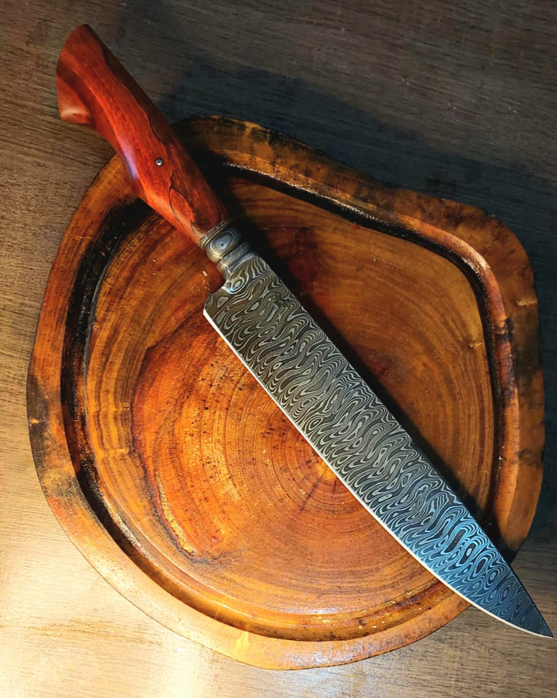 Faca gaúcha em aço damasco.