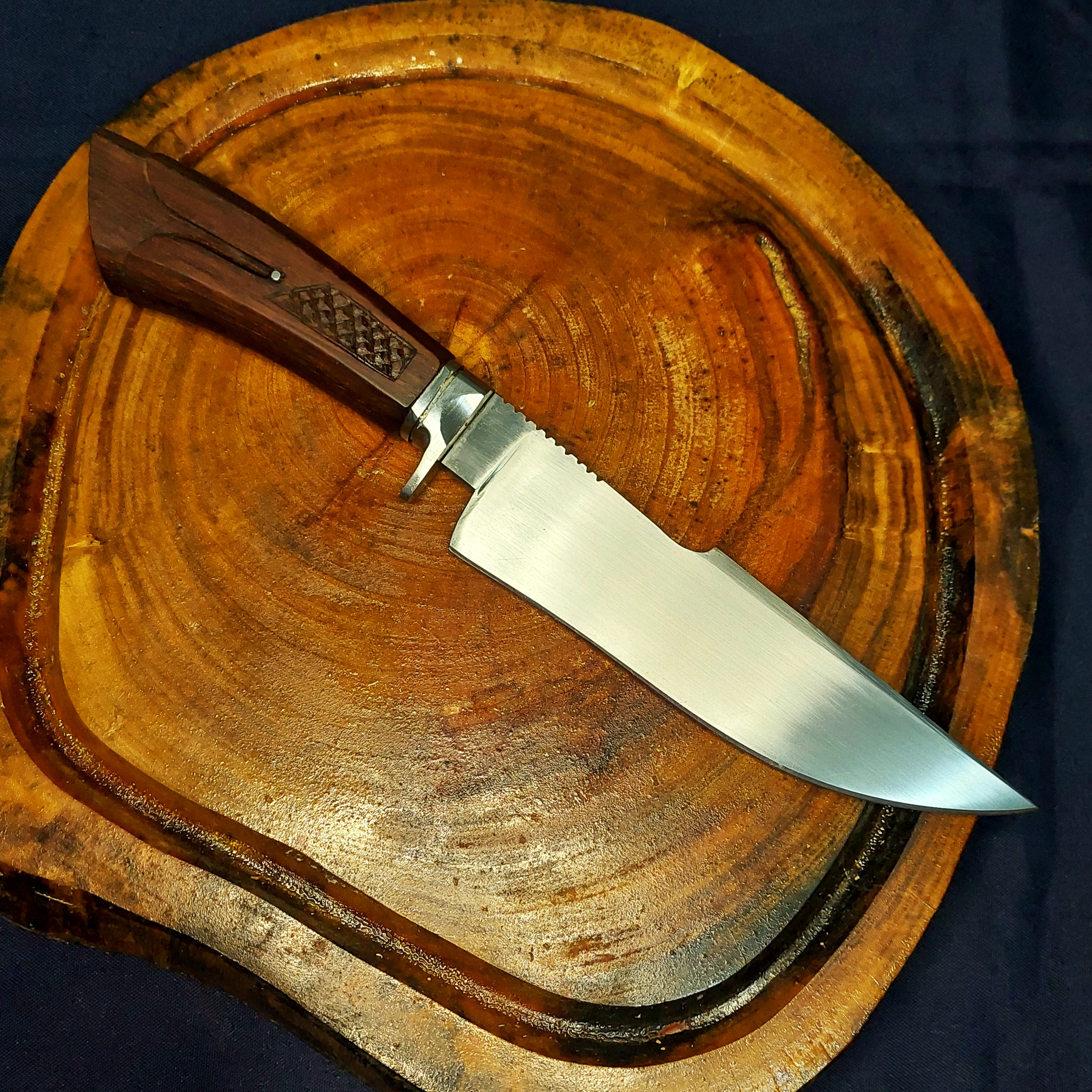 Faca fighter com cabo esculpido.