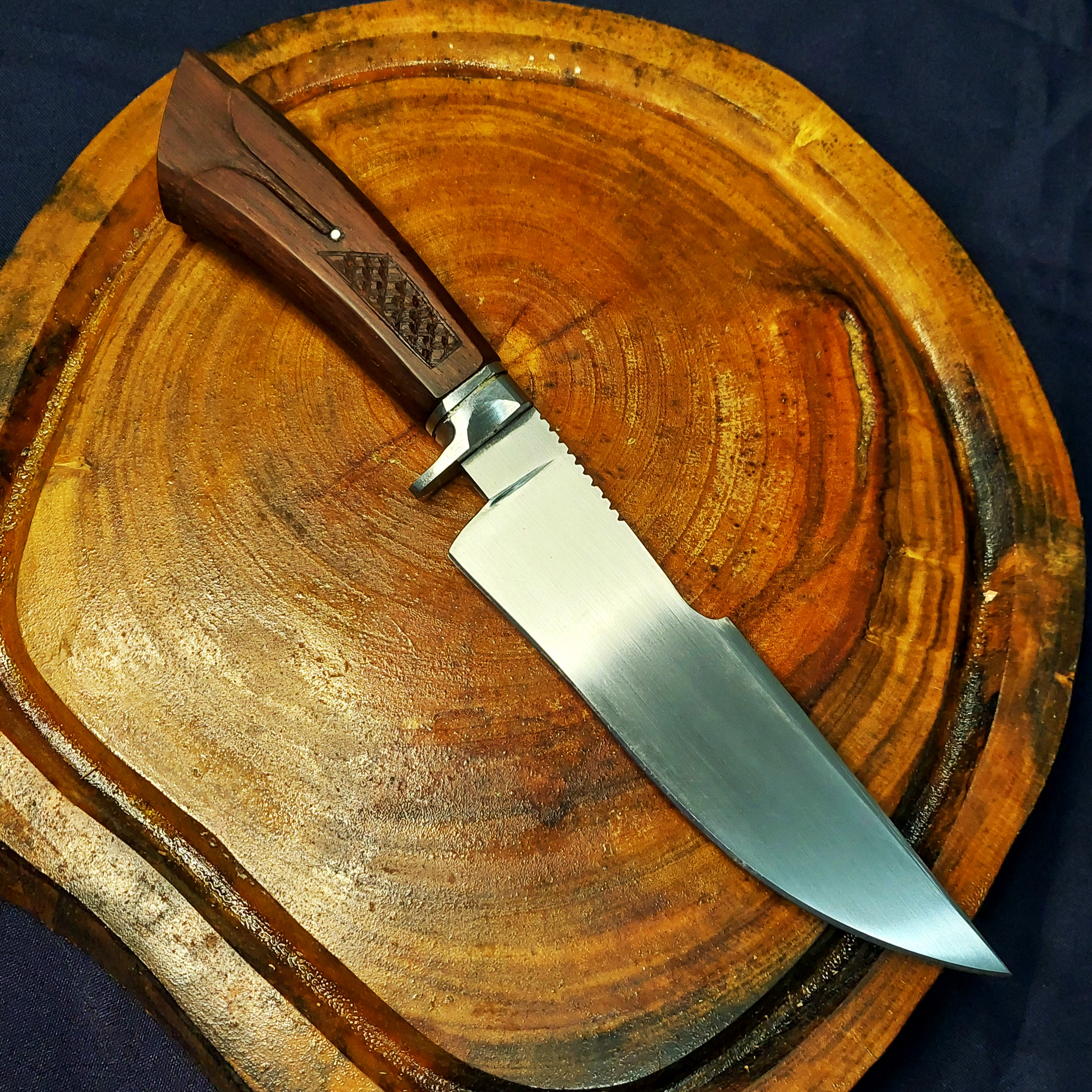 Faca fighter com cabo esculpido.