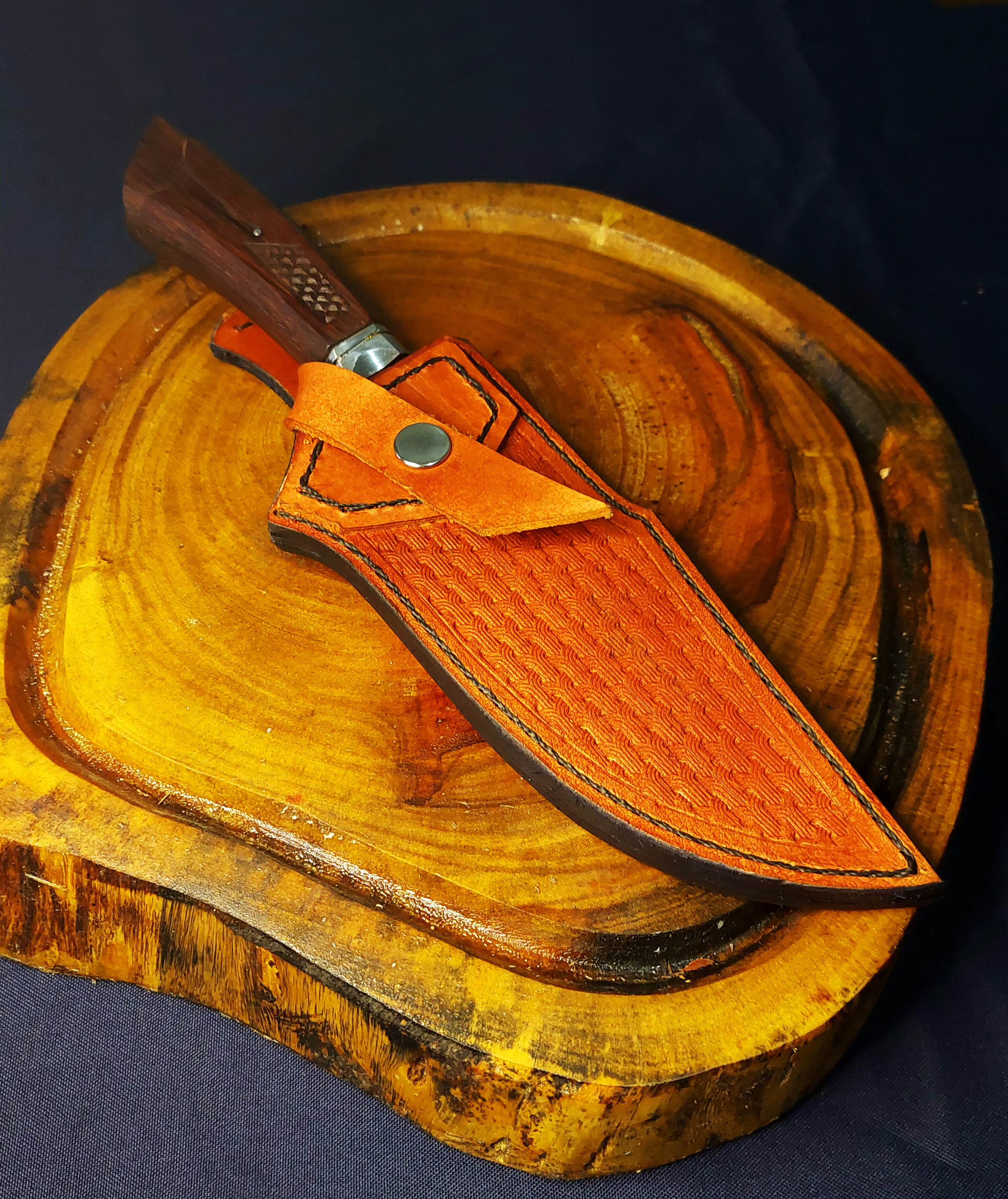 Faca fighter com cabo esculpido.