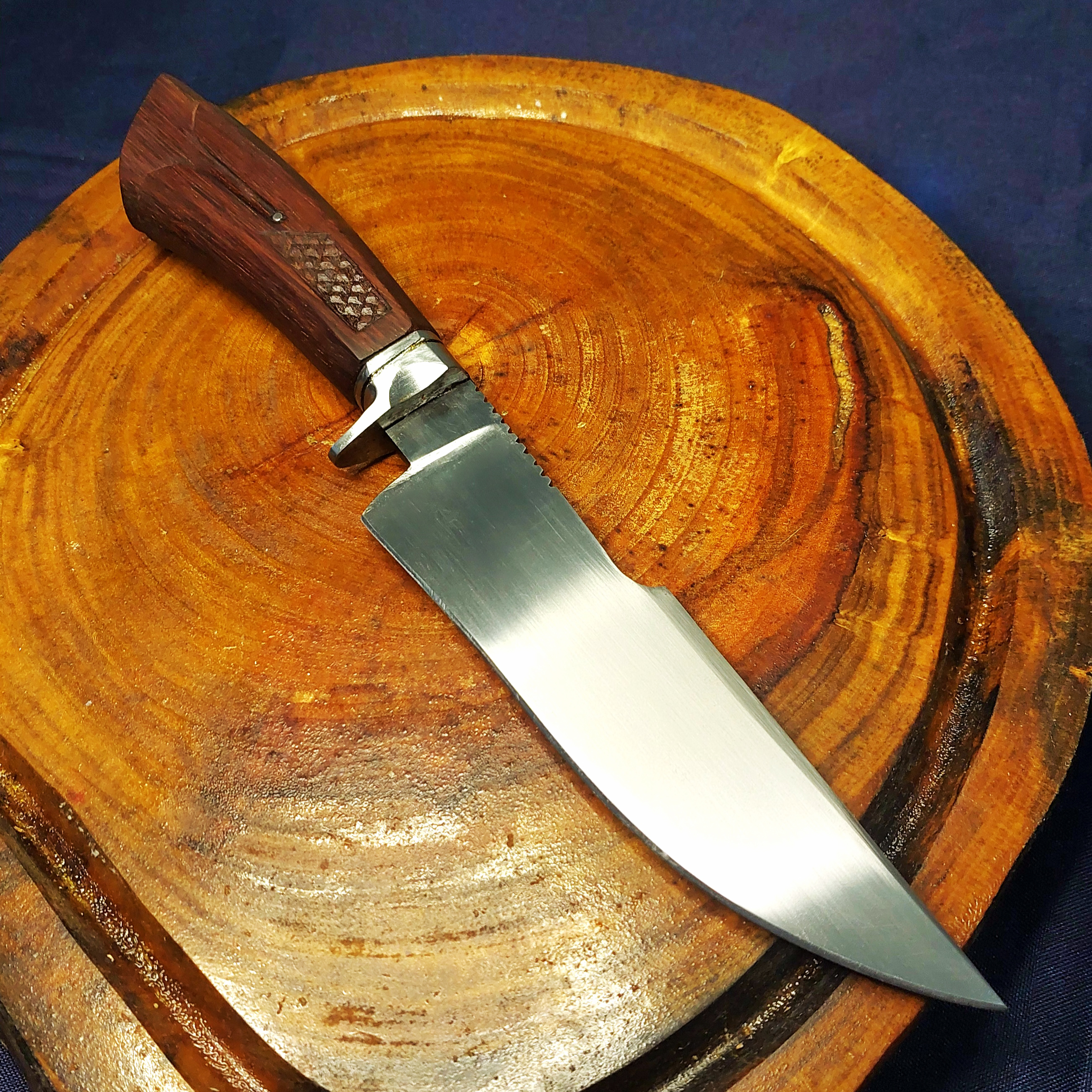 Faca fighter com cabo esculpido.