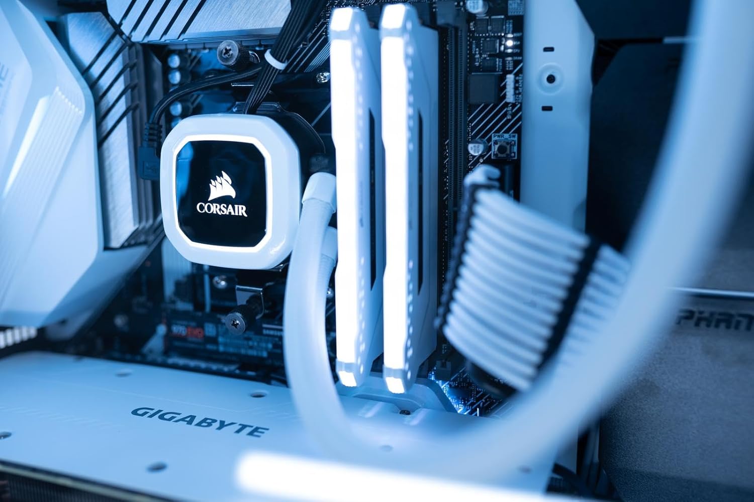 Genérico Pc Gamer Blanca Ryzen 5 5600x RTX 4060 Ti Enfriamiento Líquido 64gb RAM 1 TB NVME SSD