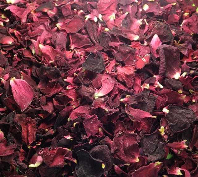 Pétales de rose séchés