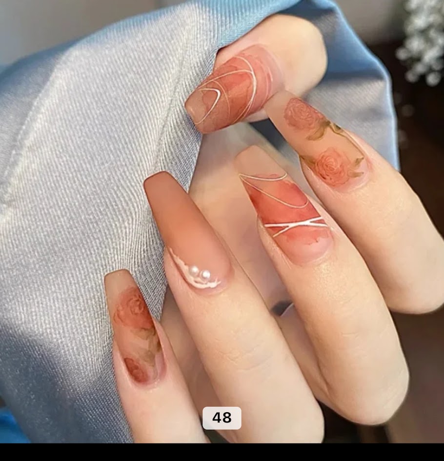 Ongles en gel avec motif floral