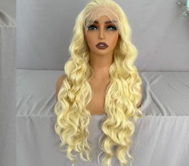 Perruque blonde ondulée