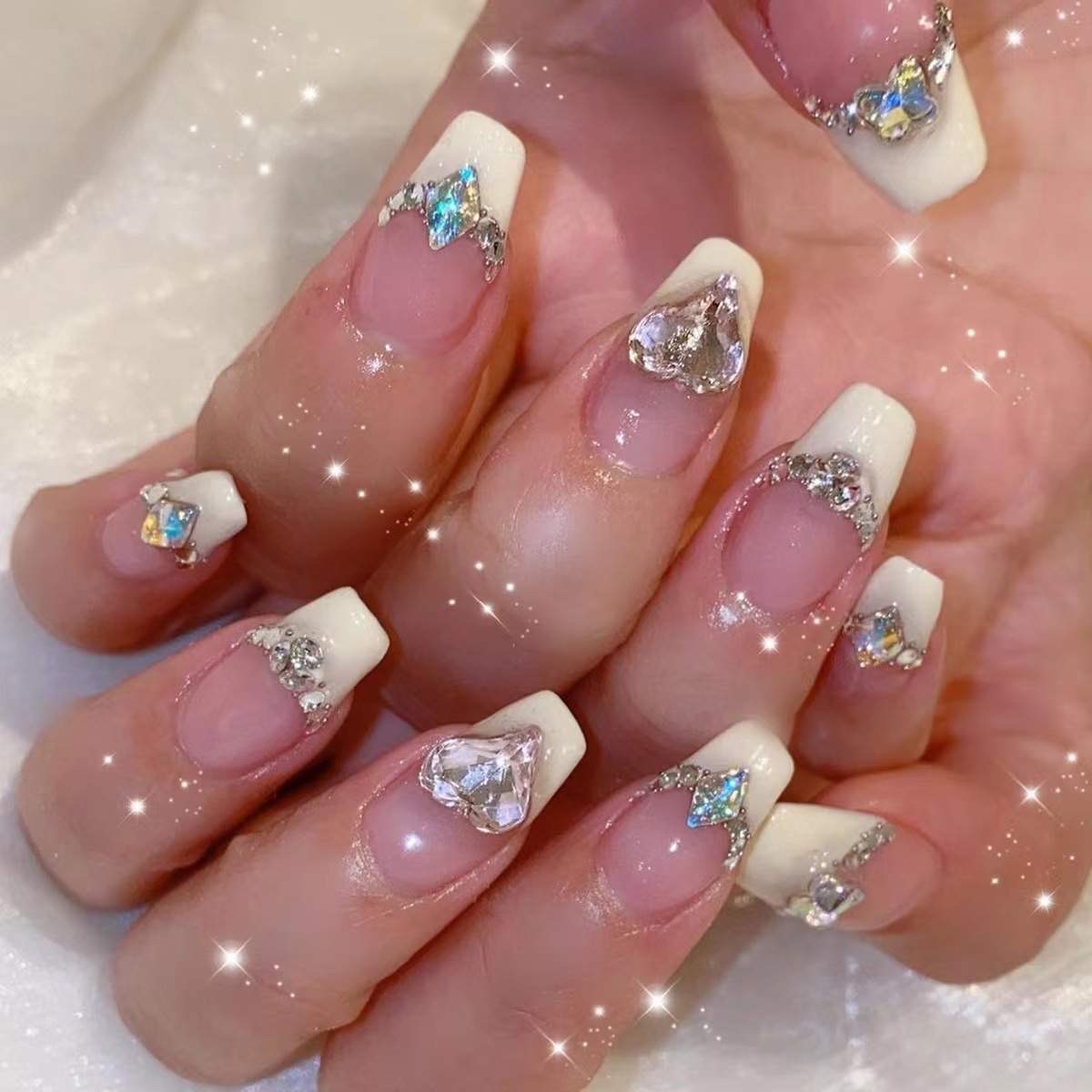 Ongles en gel ornés de pierres précieuses