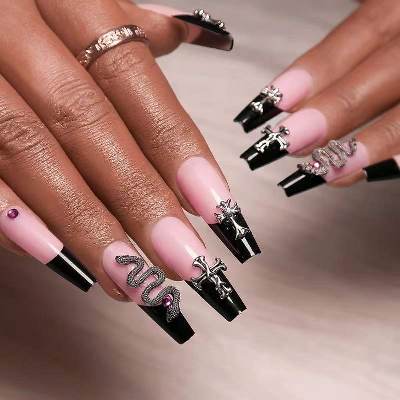 Manucure artistique avec bijoux