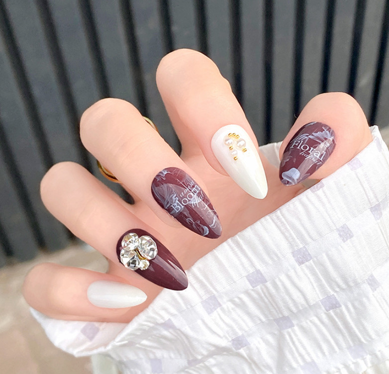 Ongles à motifs floraux