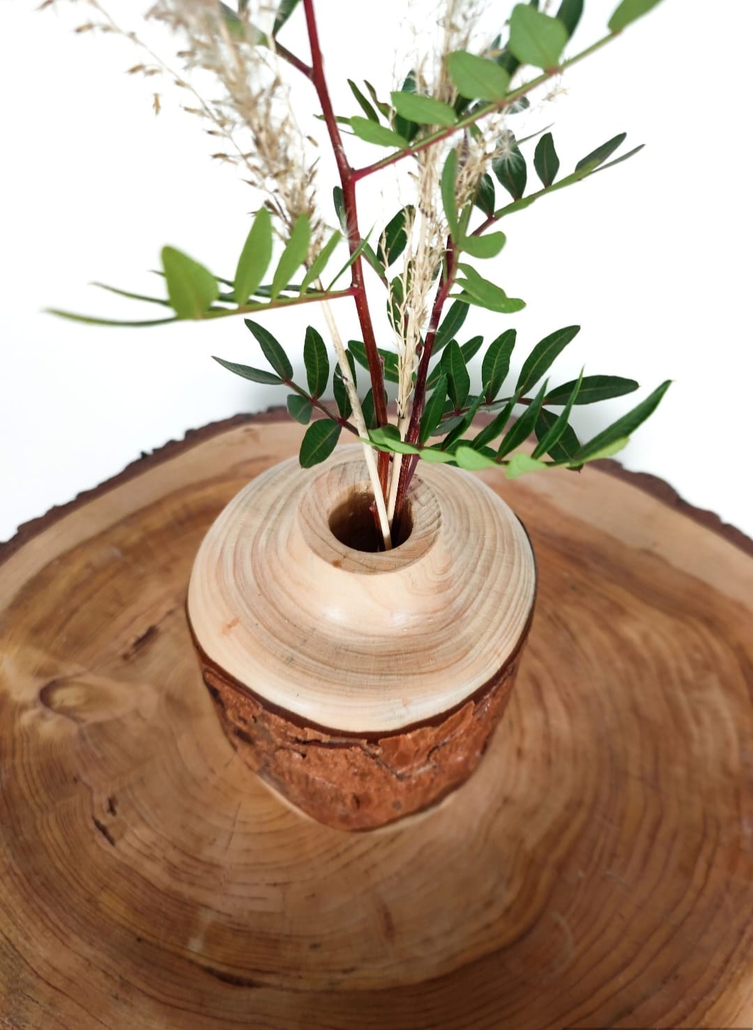 Vase en bois avec écorce 