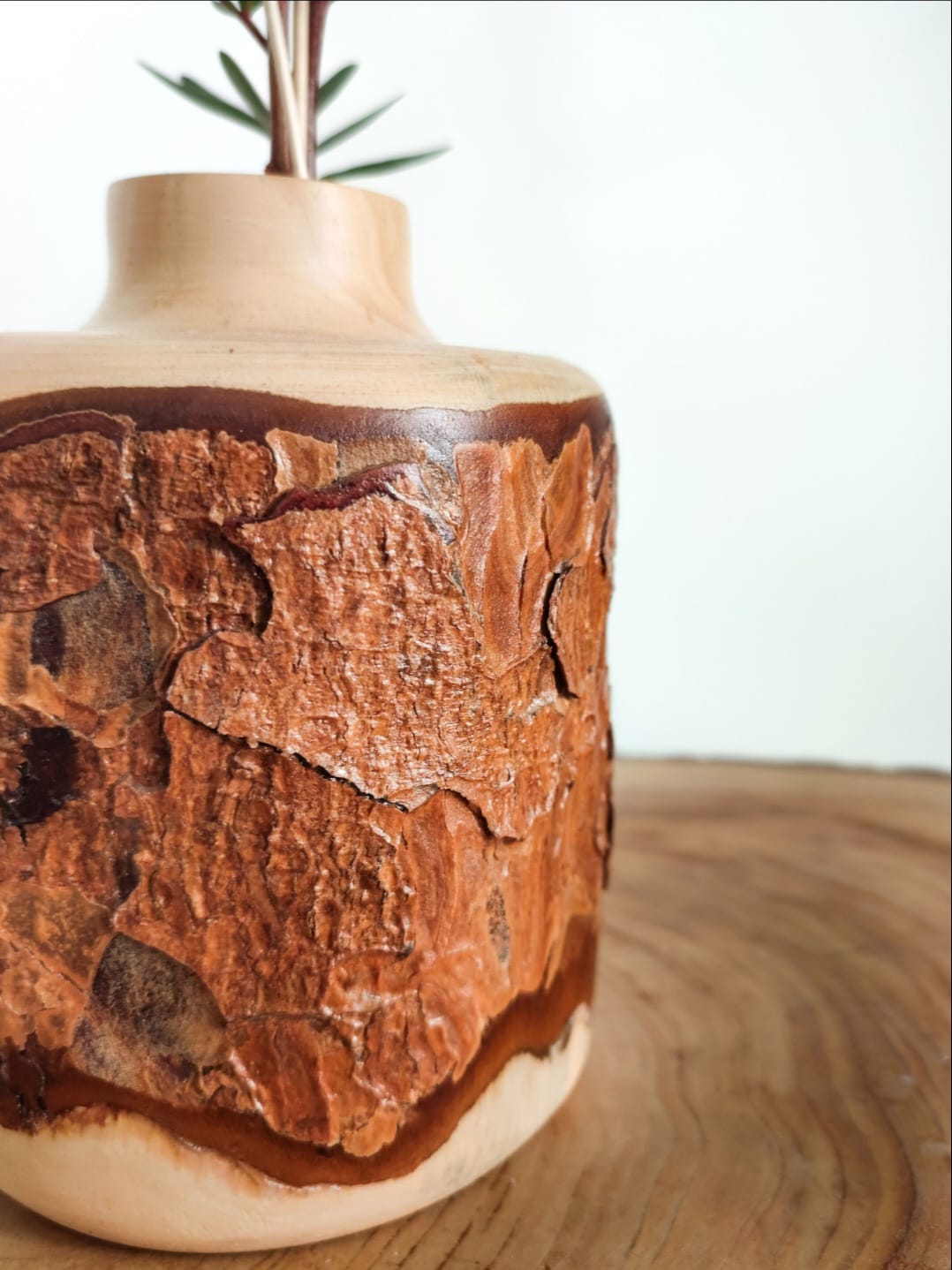 Vase en bois avec écorce 