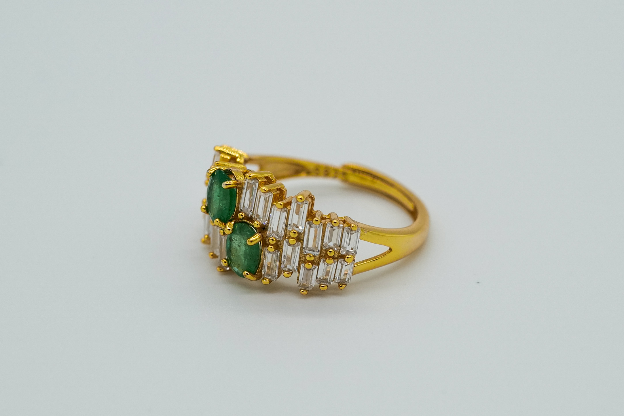 Anillo dorado de esmeraldas 