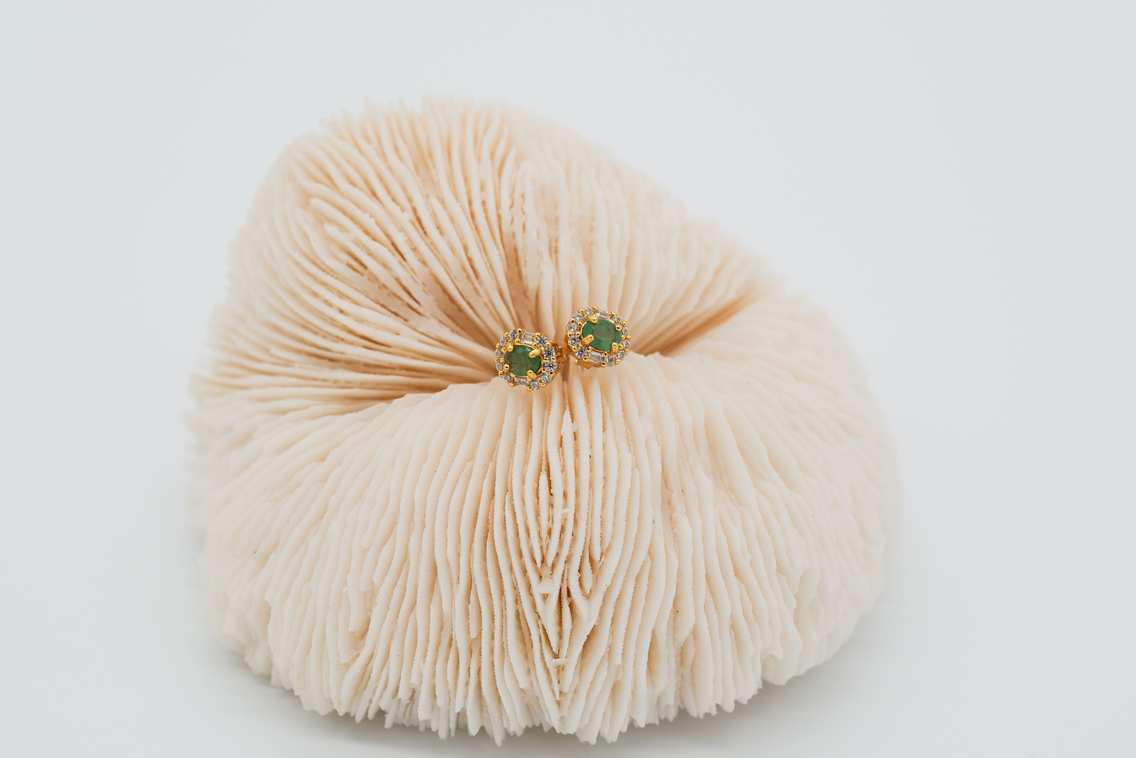 Pendientes dorados de esmeralda 