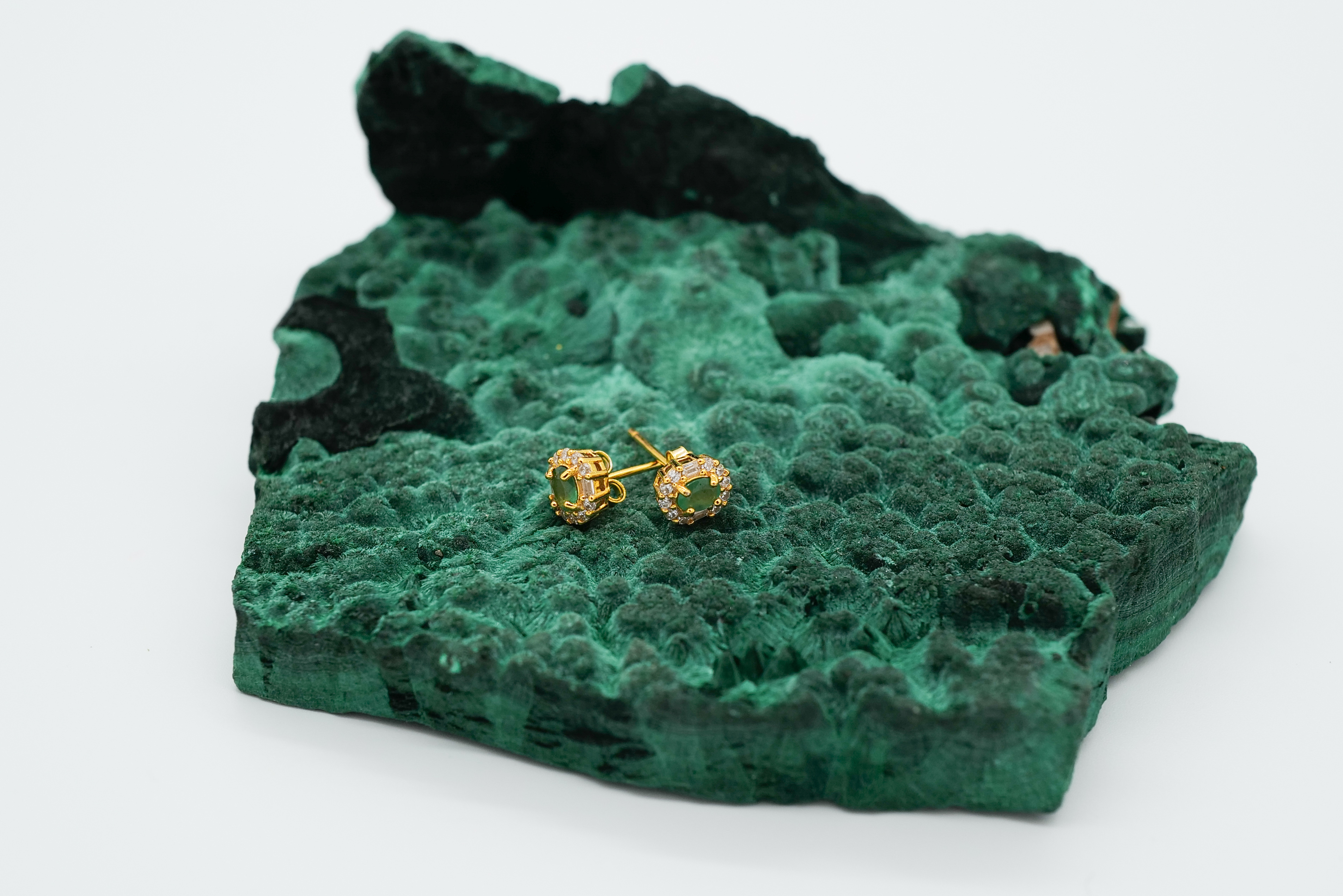 Pendientes dorados de esmeralda 