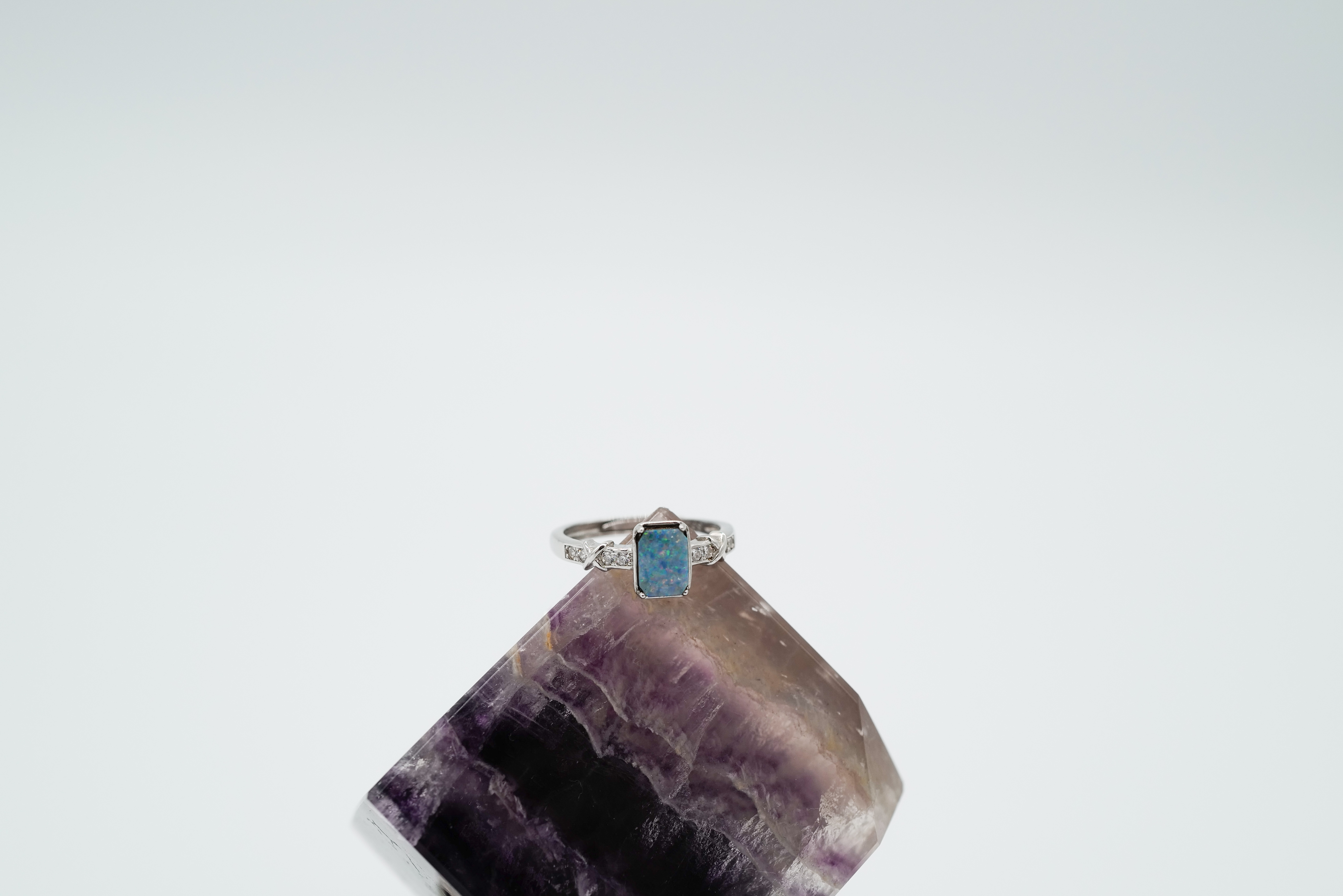 Anillo de ópalo australiano