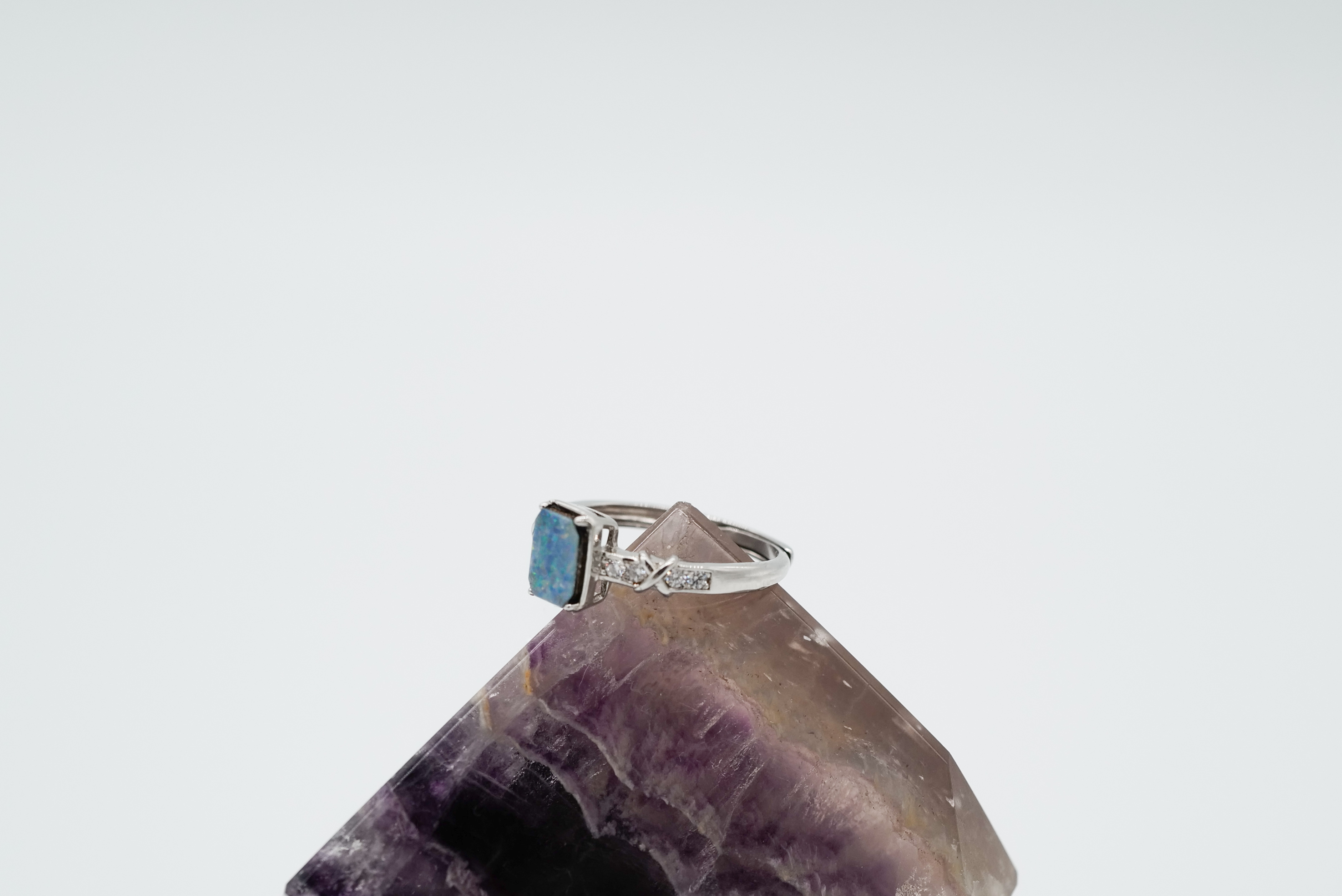 Anillo de ópalo australiano