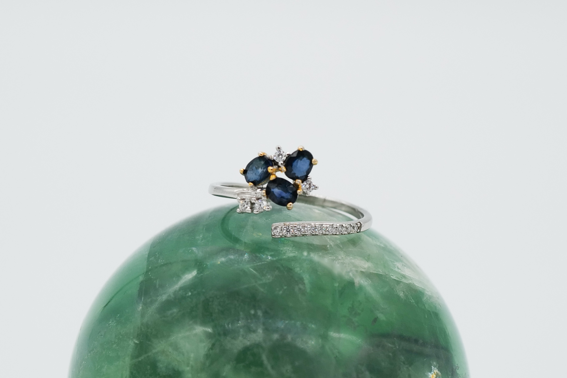 Anillo de zafiros azules