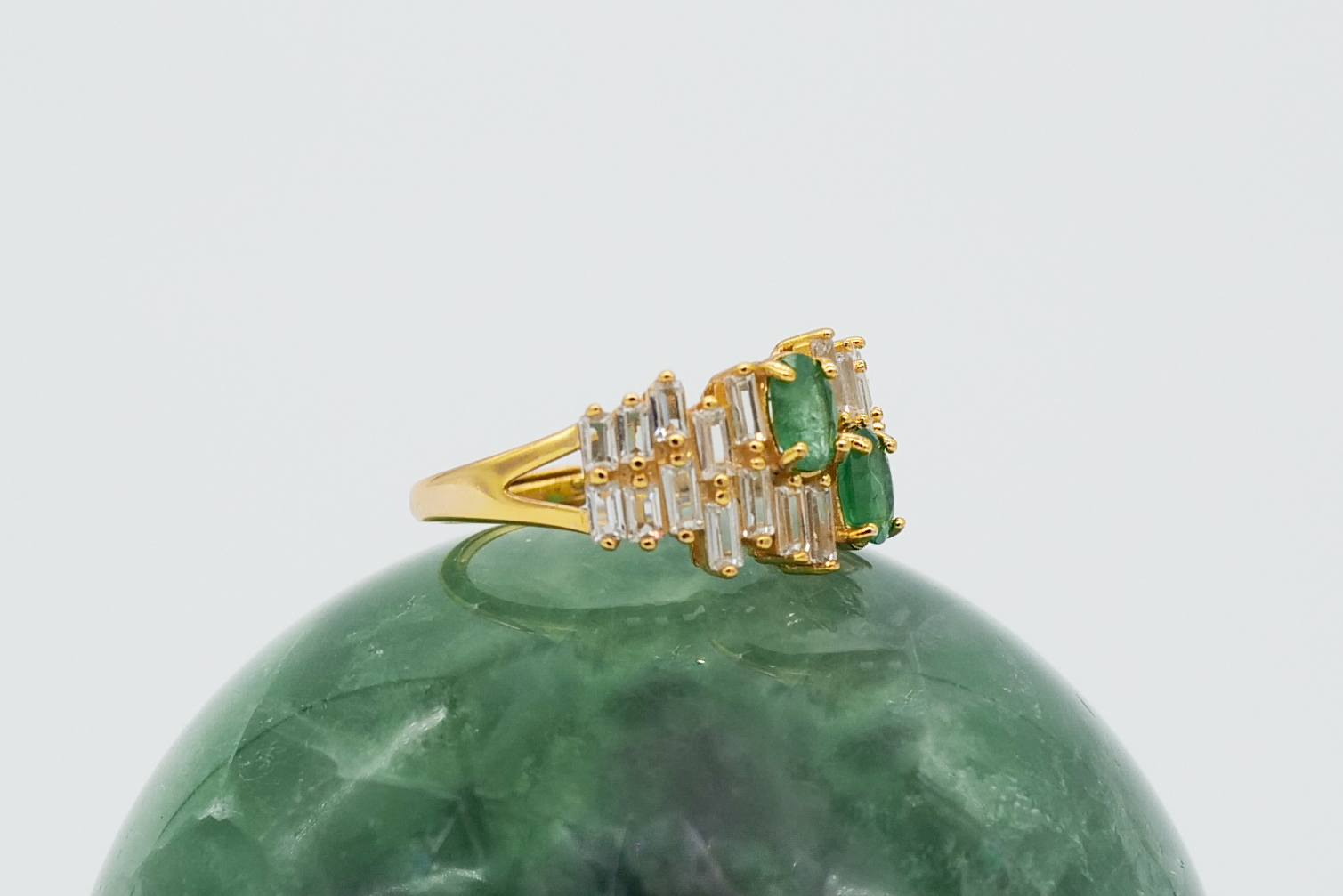 Anillo dorado de esmeraldas 