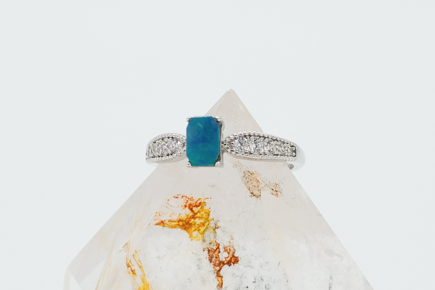 Anillo de ópalo australiano