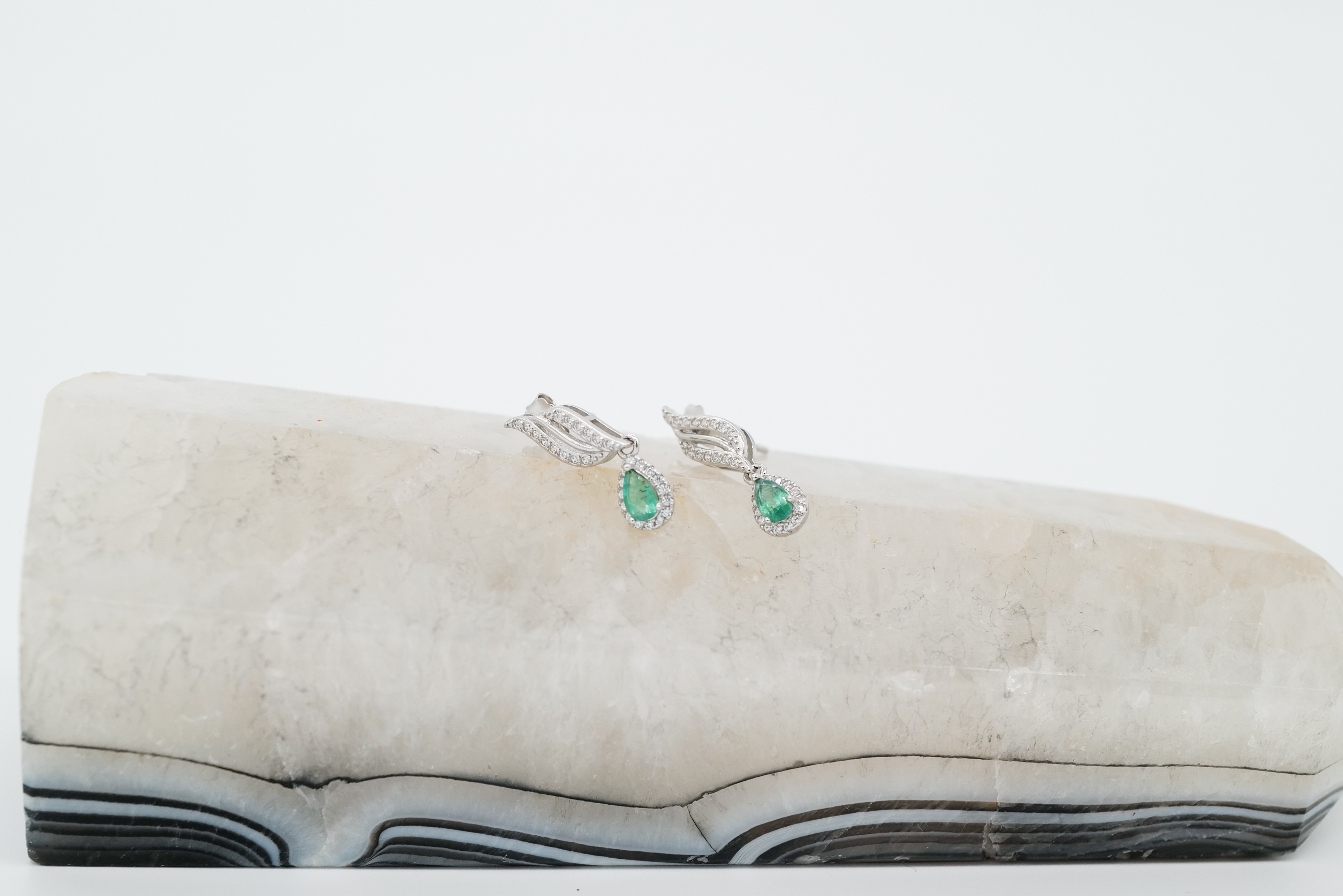 Pendientes largos de esmeraldas