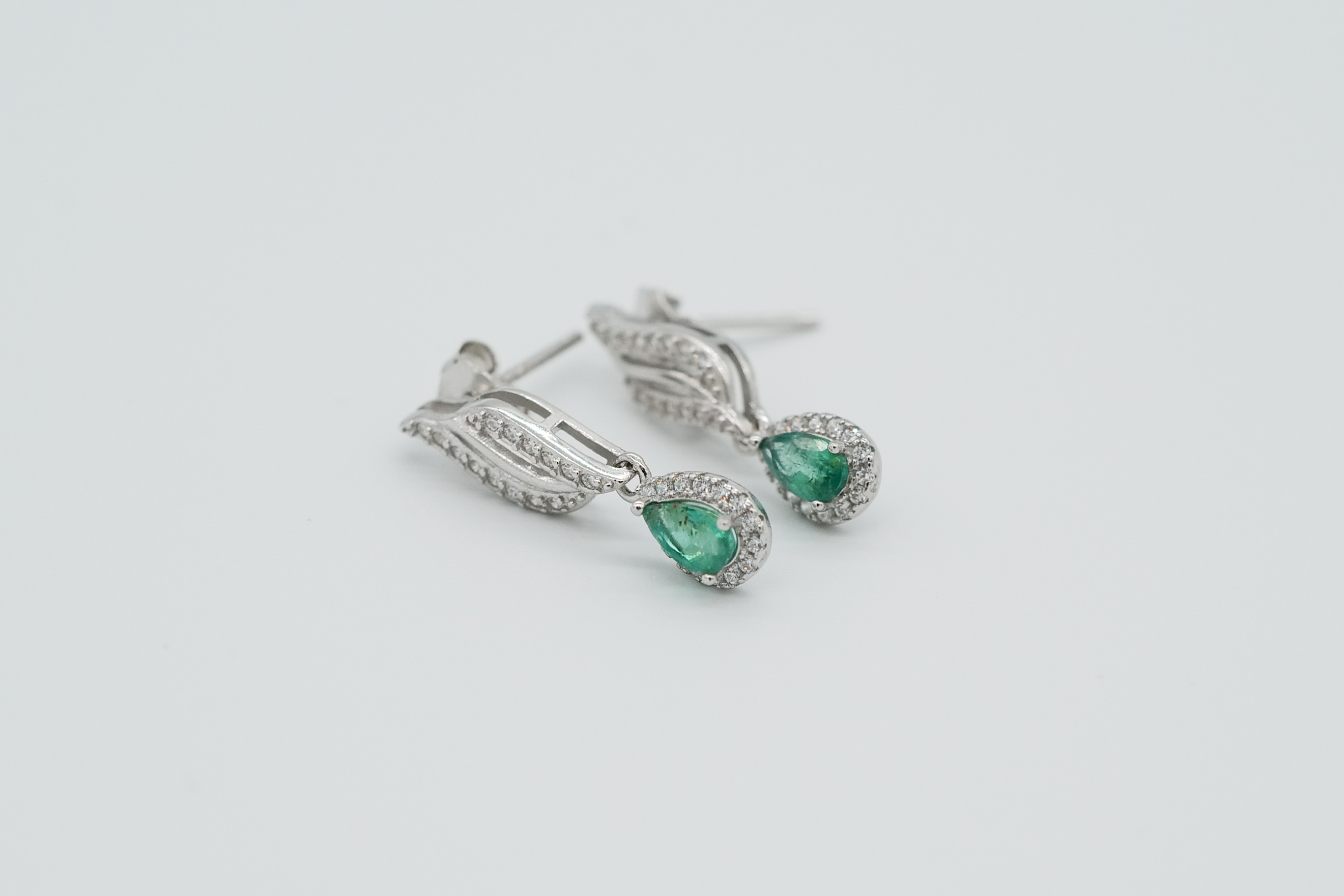 Pendientes largos de esmeraldas