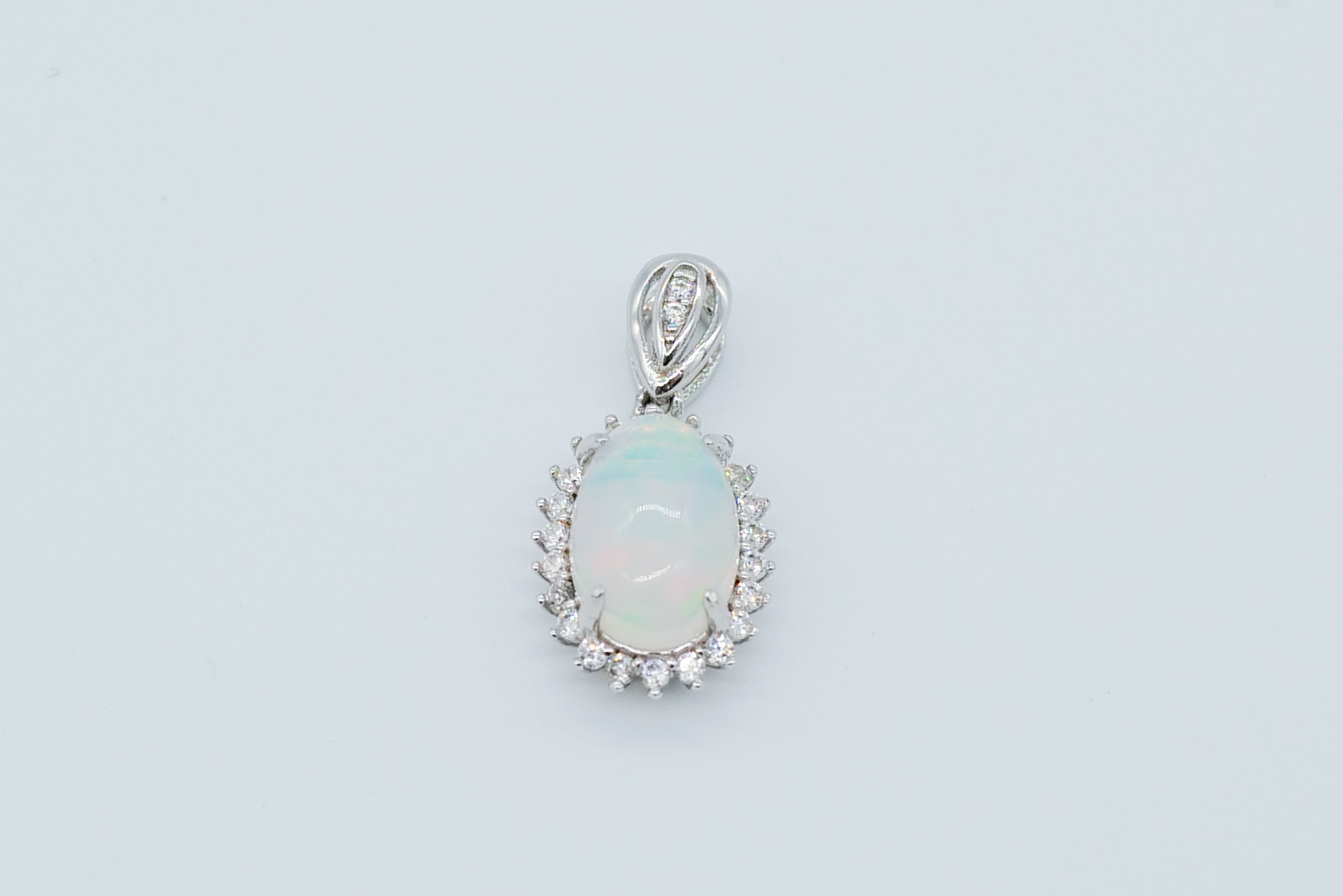 Colgante de ópalo etíope ovalado