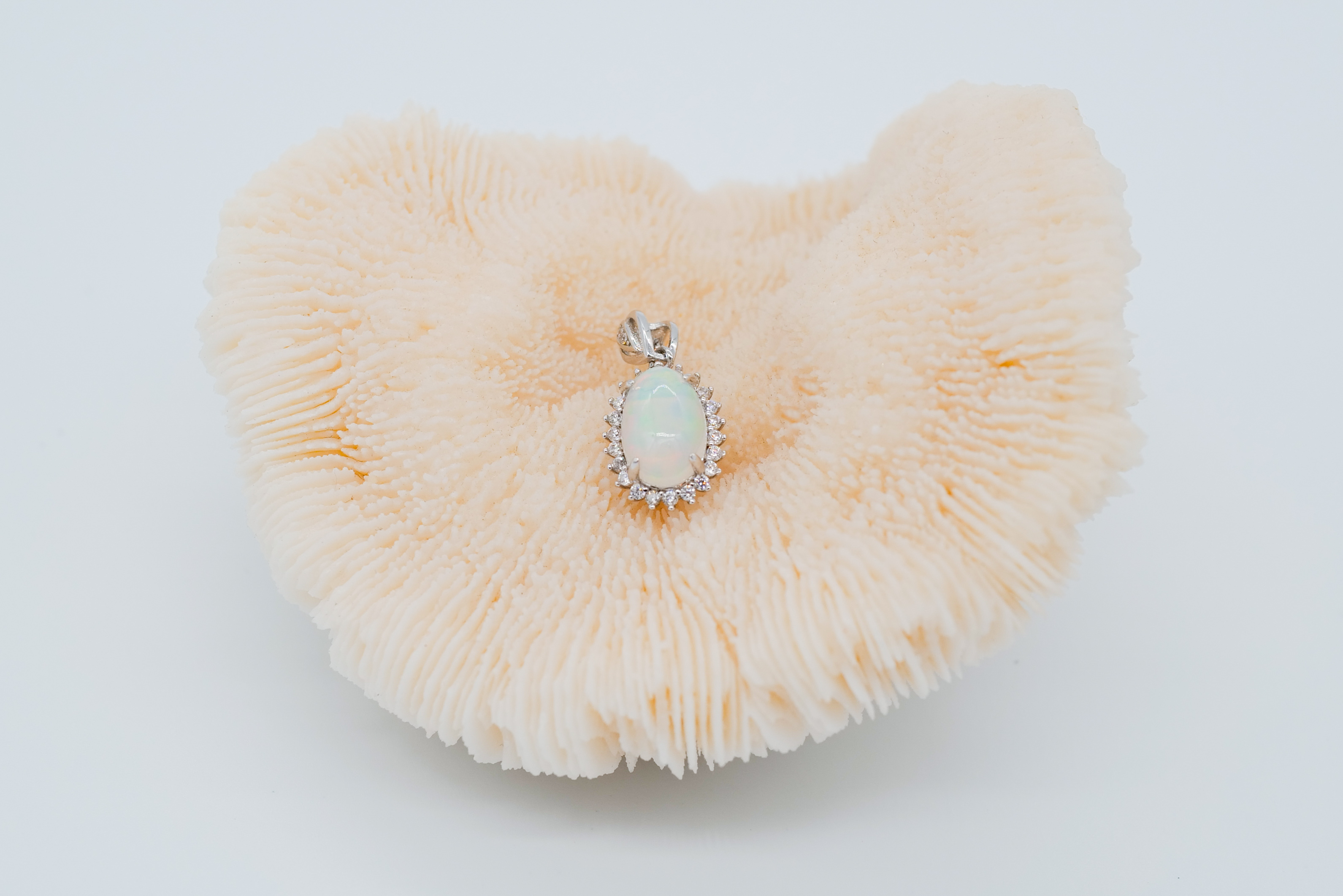 Colgante de ópalo etíope ovalado