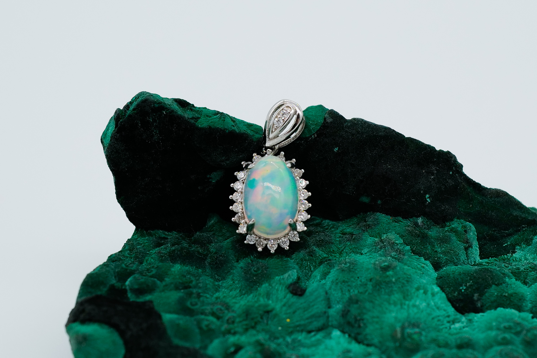 Colgante de ópalo etíope ovalado