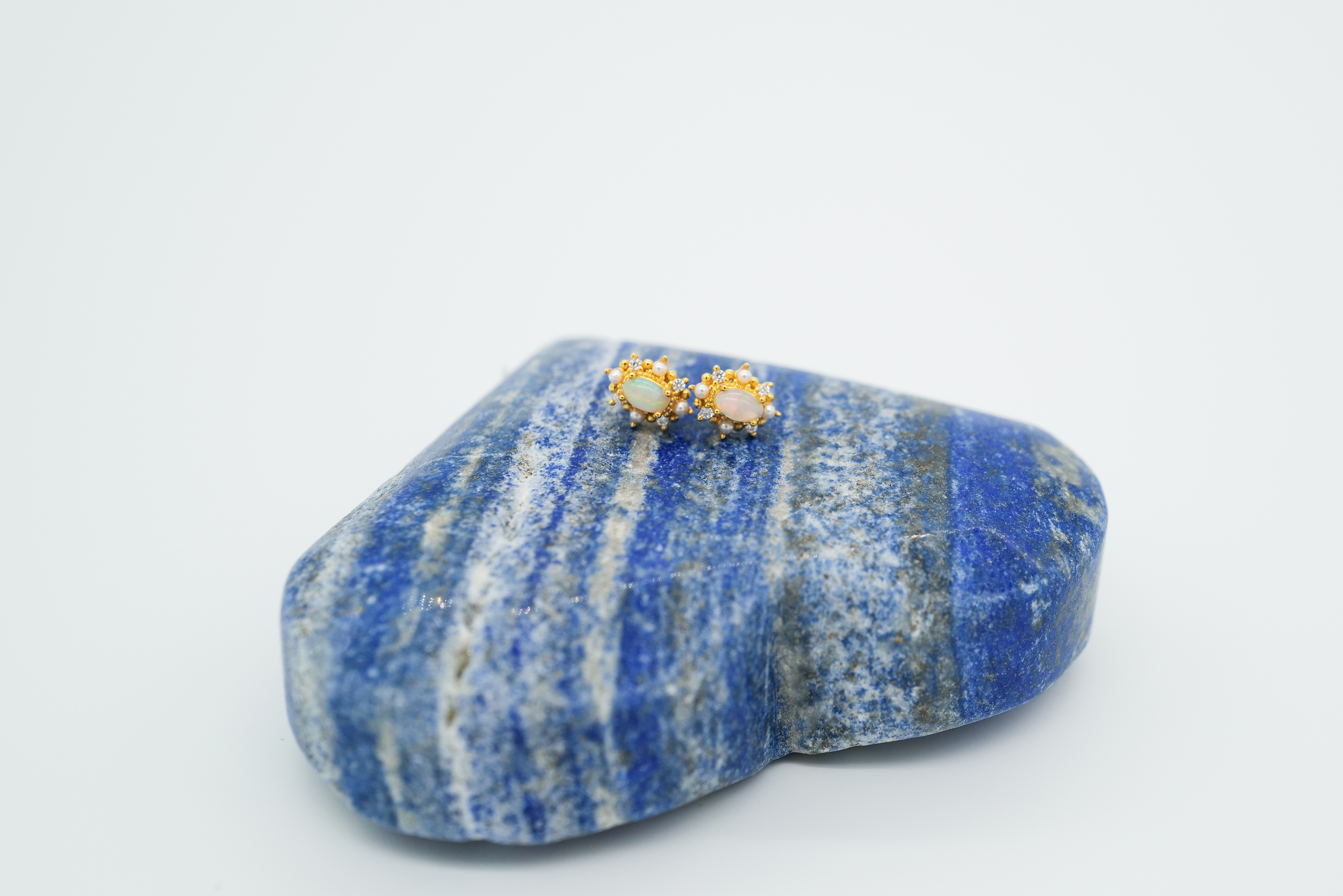 Pendientes dorados de ópalo etíope