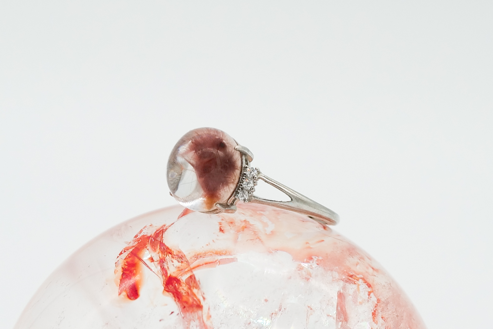 Anillo de cuarzo con rutilado rojo