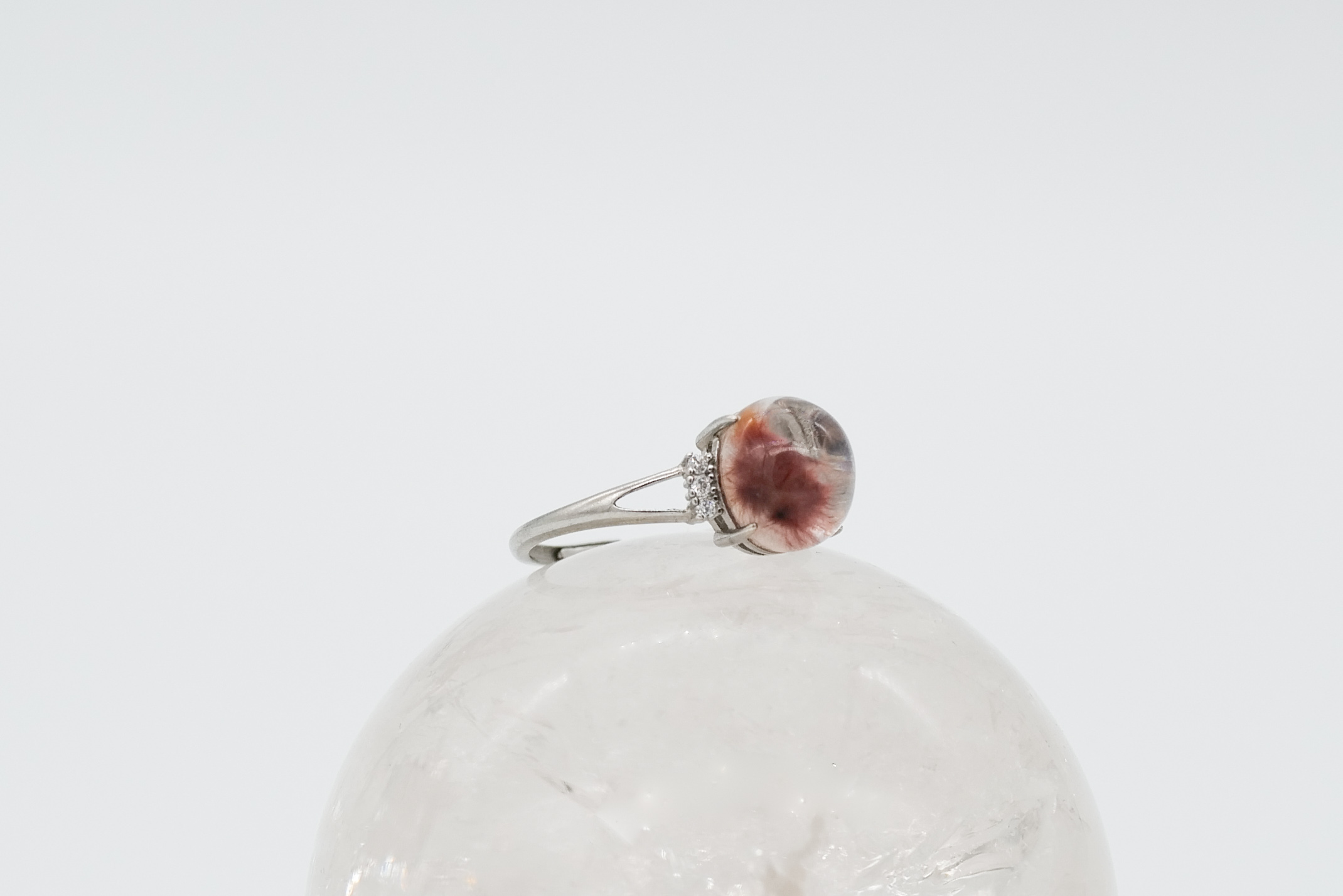 Anillo de cuarzo con rutilado rojo