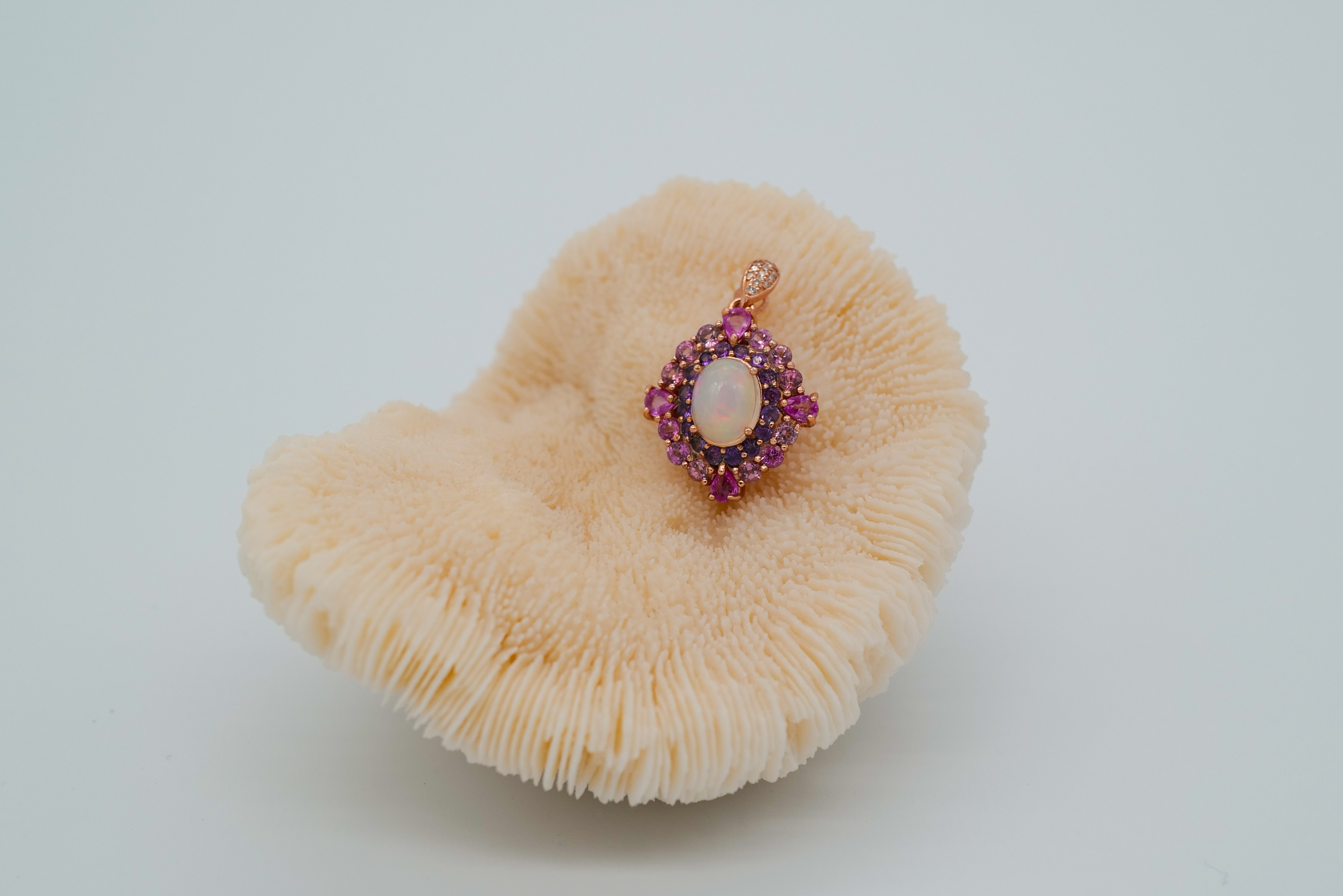 Colgante de ópalo etíope con corona de zafiros rosas y morados