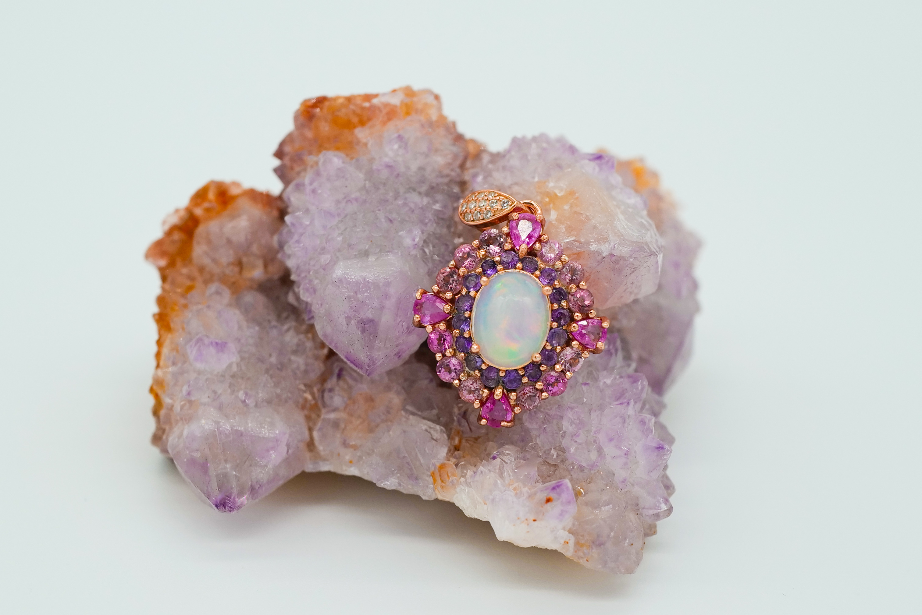 Colgante de ópalo etíope con corona de zafiros rosas y morados