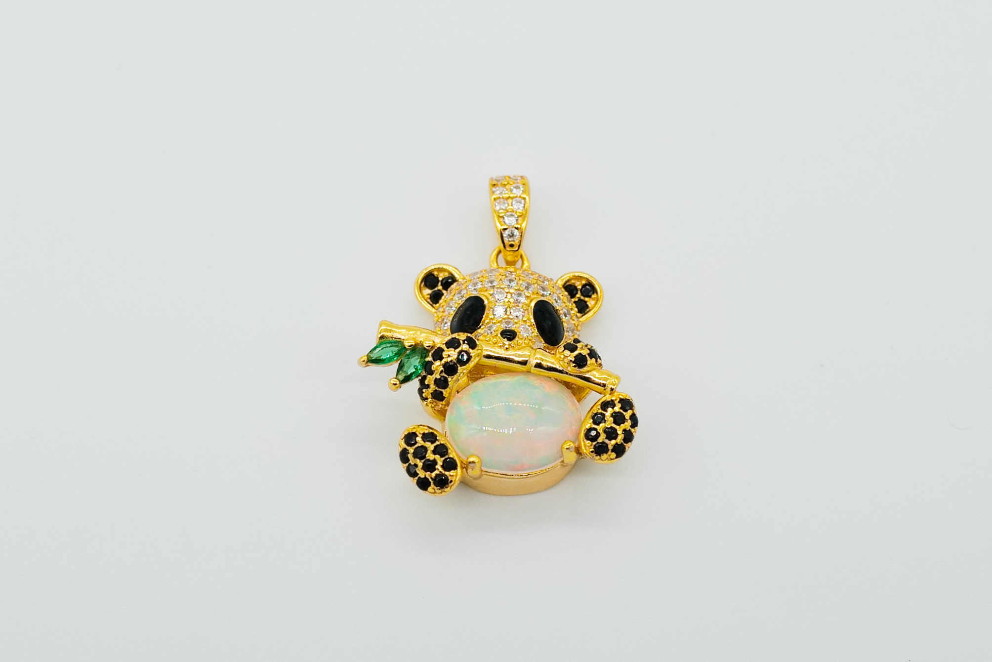 Colgante dorado con ópalo etíope