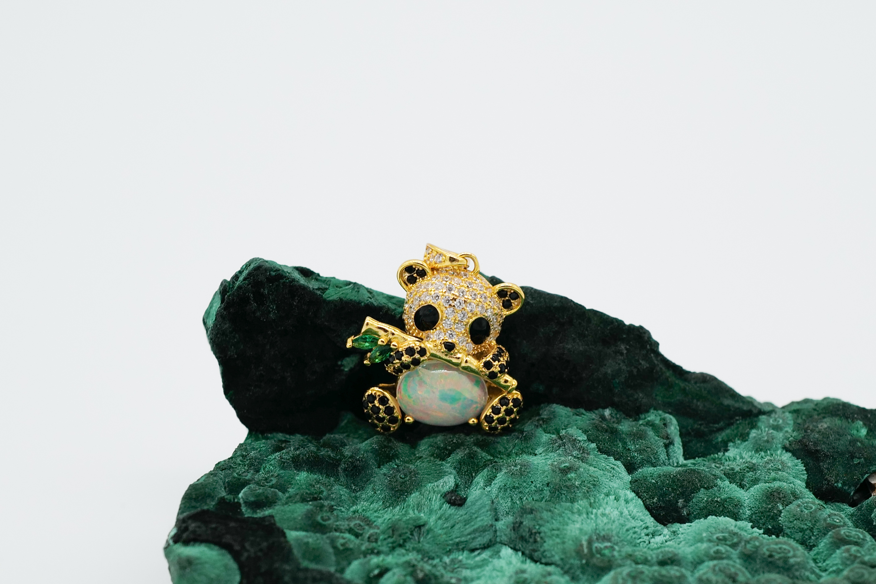 Colgante dorado con ópalo etíope 