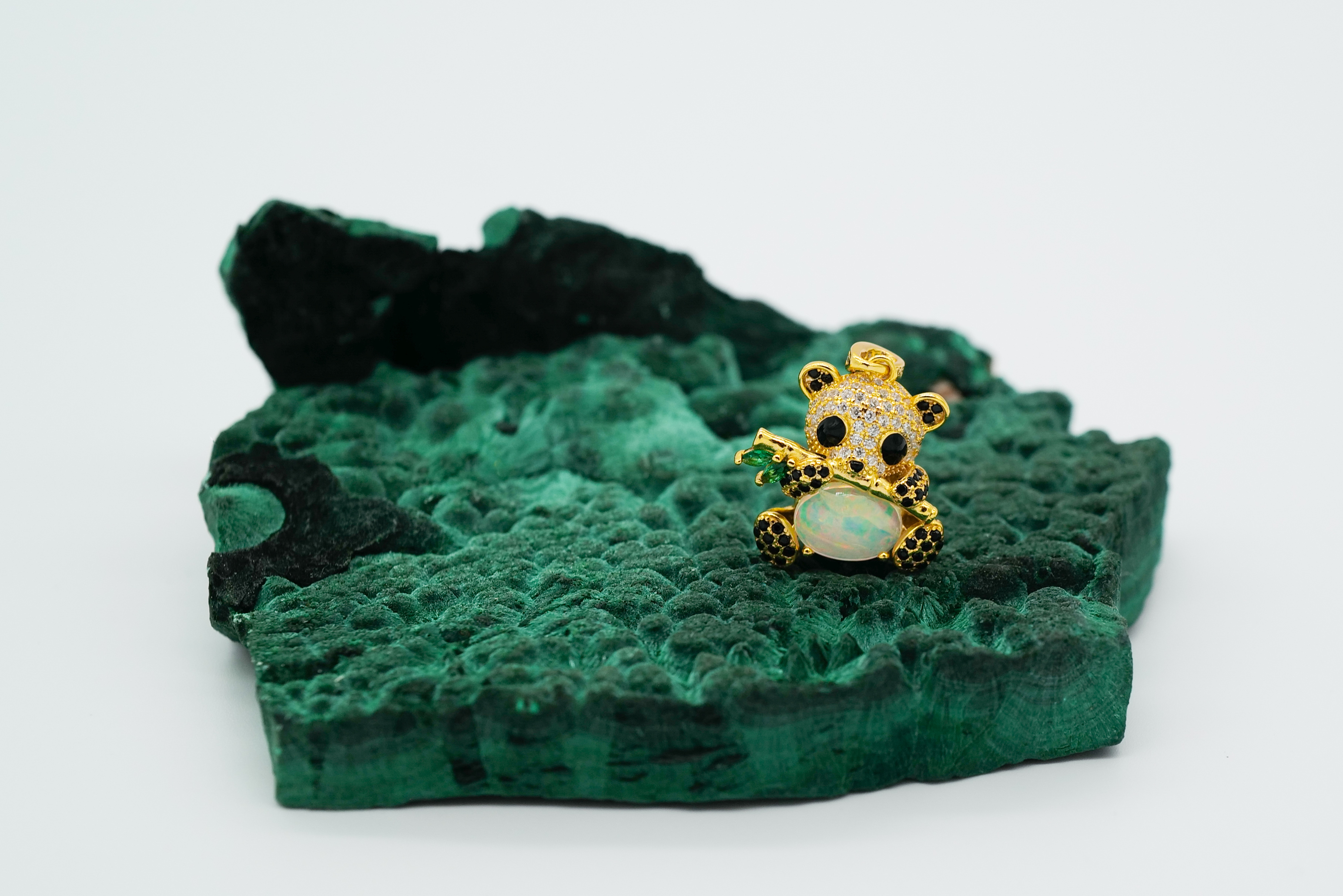 Colgante dorado con ópalo etíope 