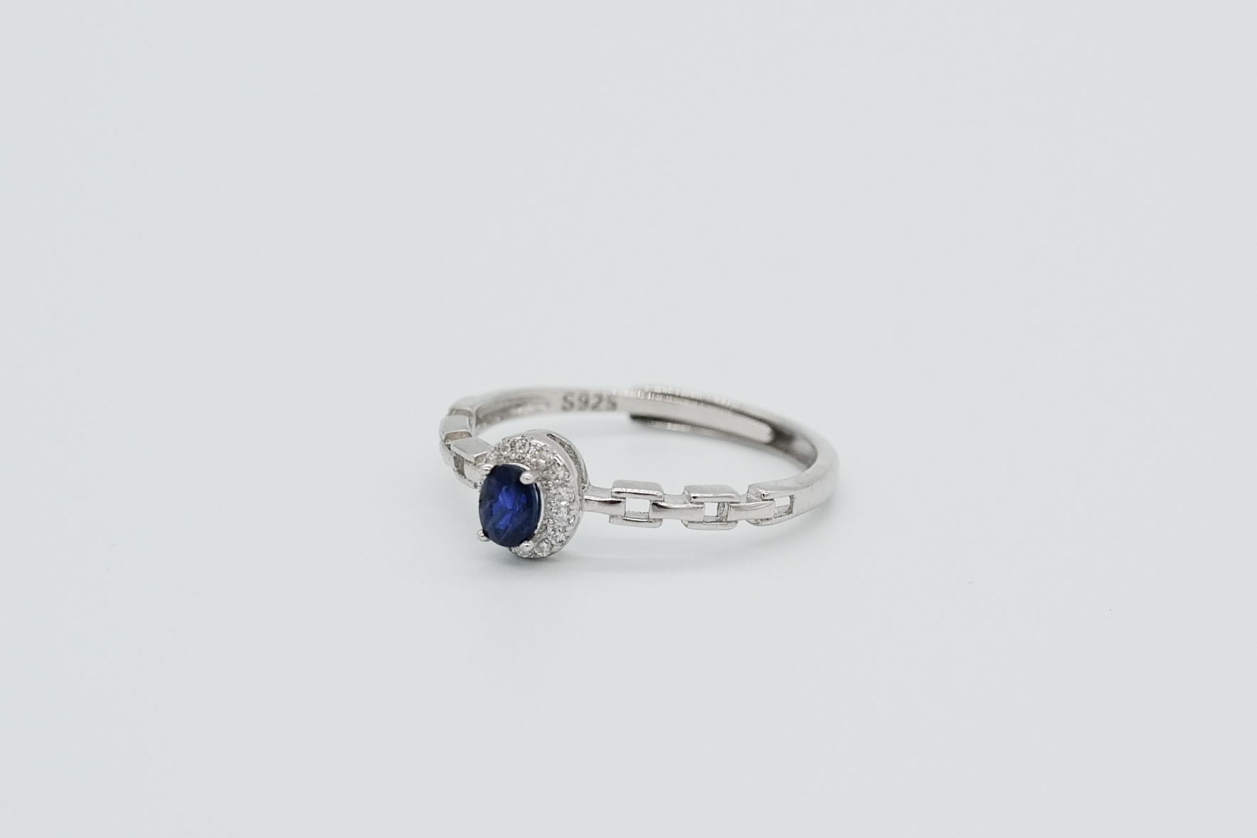 Anillo de zafiro azul 